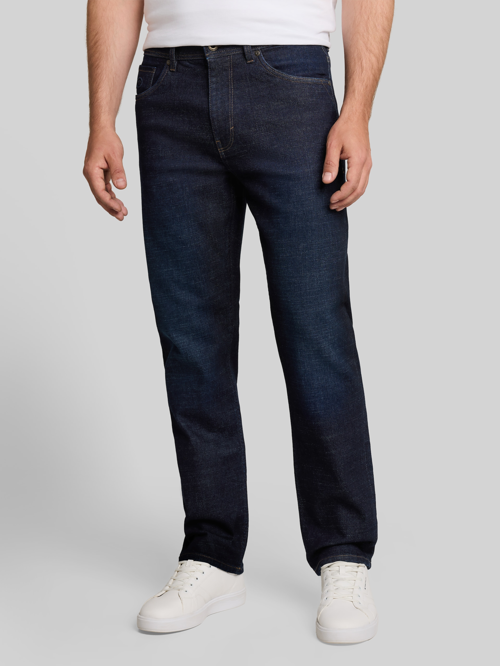 TTMORRIS RELAXED-jeans - Rinsed Blue Denim - Nek model vooraanzicht