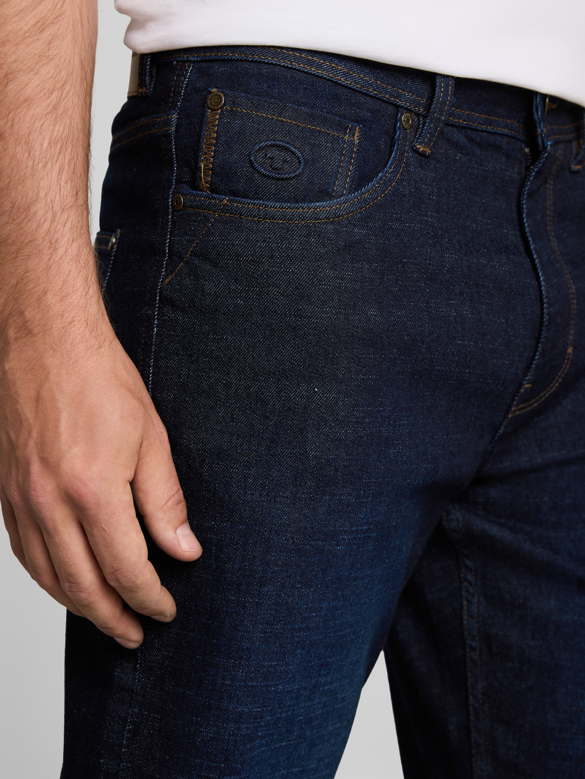 TTMORRIS RELAXED-jeans - Rinsed Blue Denim - Detailaanzicht model