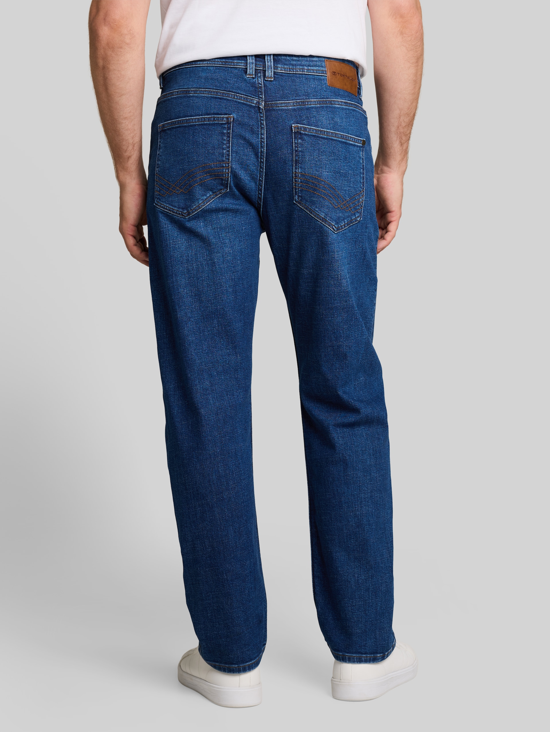 TTMORRIS RELAXED-jeans - dark stone bright blue denim - Neklijn model-achteraanzicht