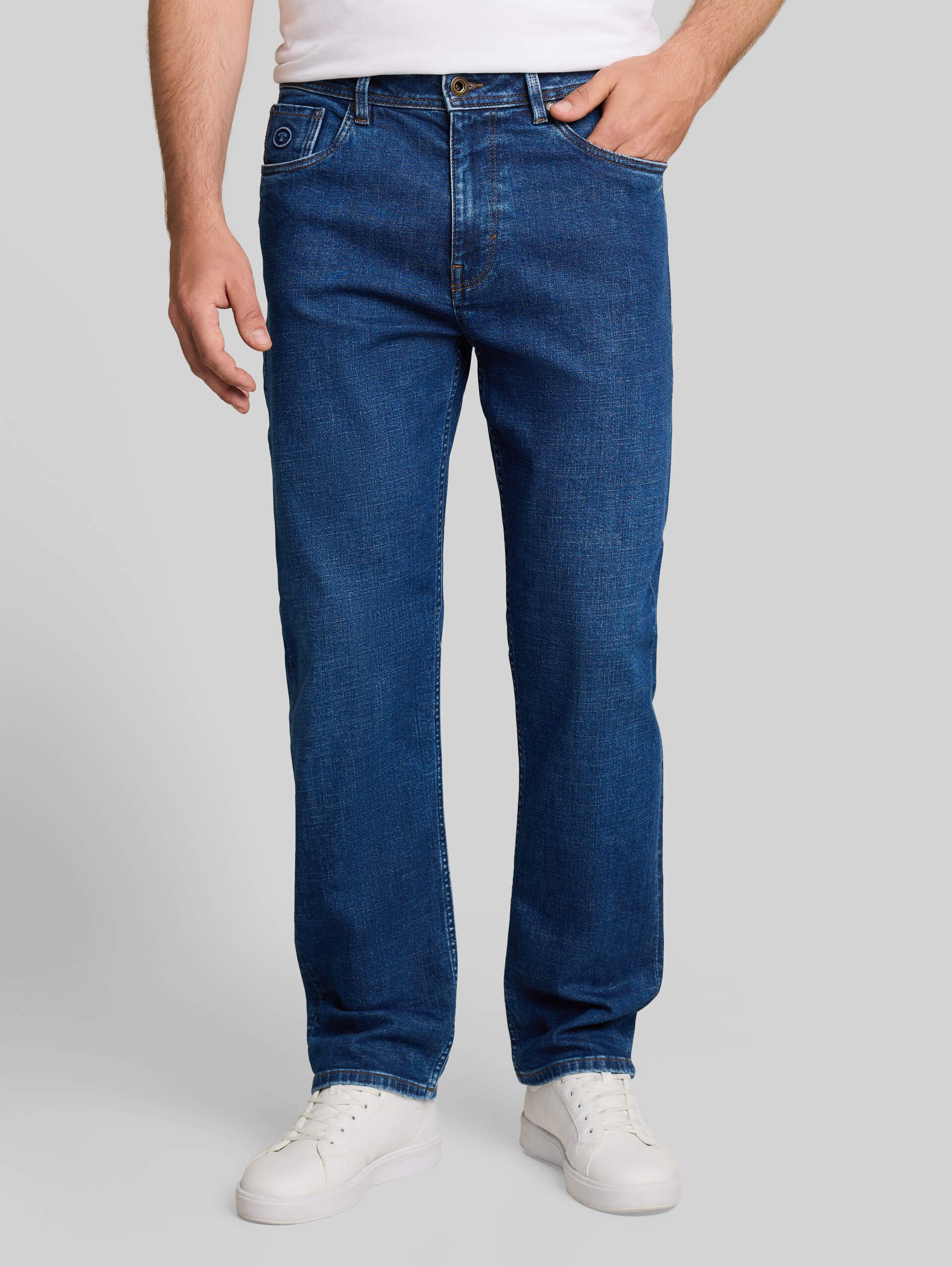 TTMORRIS RELAXED-jeans - dark stone bright blue denim - Nek model vooraanzicht