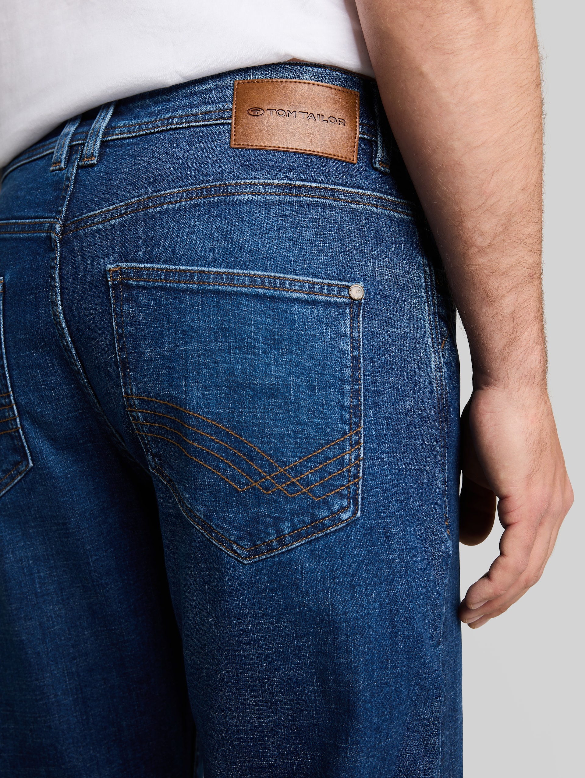 TTMORRIS RELAXED-jeans - dark stone bright blue denim - Detailaanzicht model