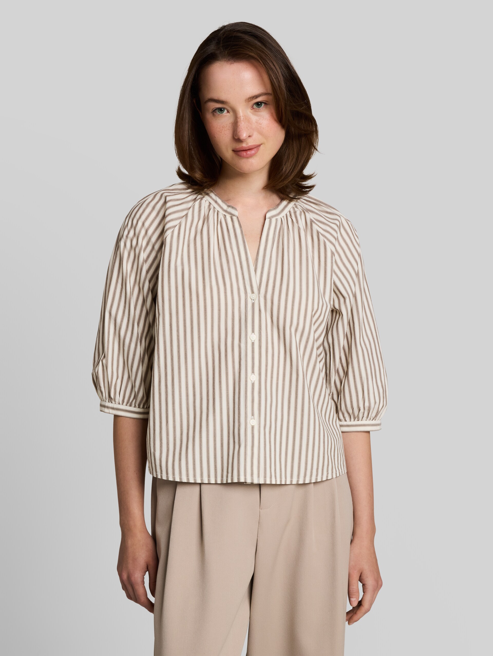 Bluse mit Streifenmuster - off white brown beige stripe - Ausschnitt Model-Vorderansicht