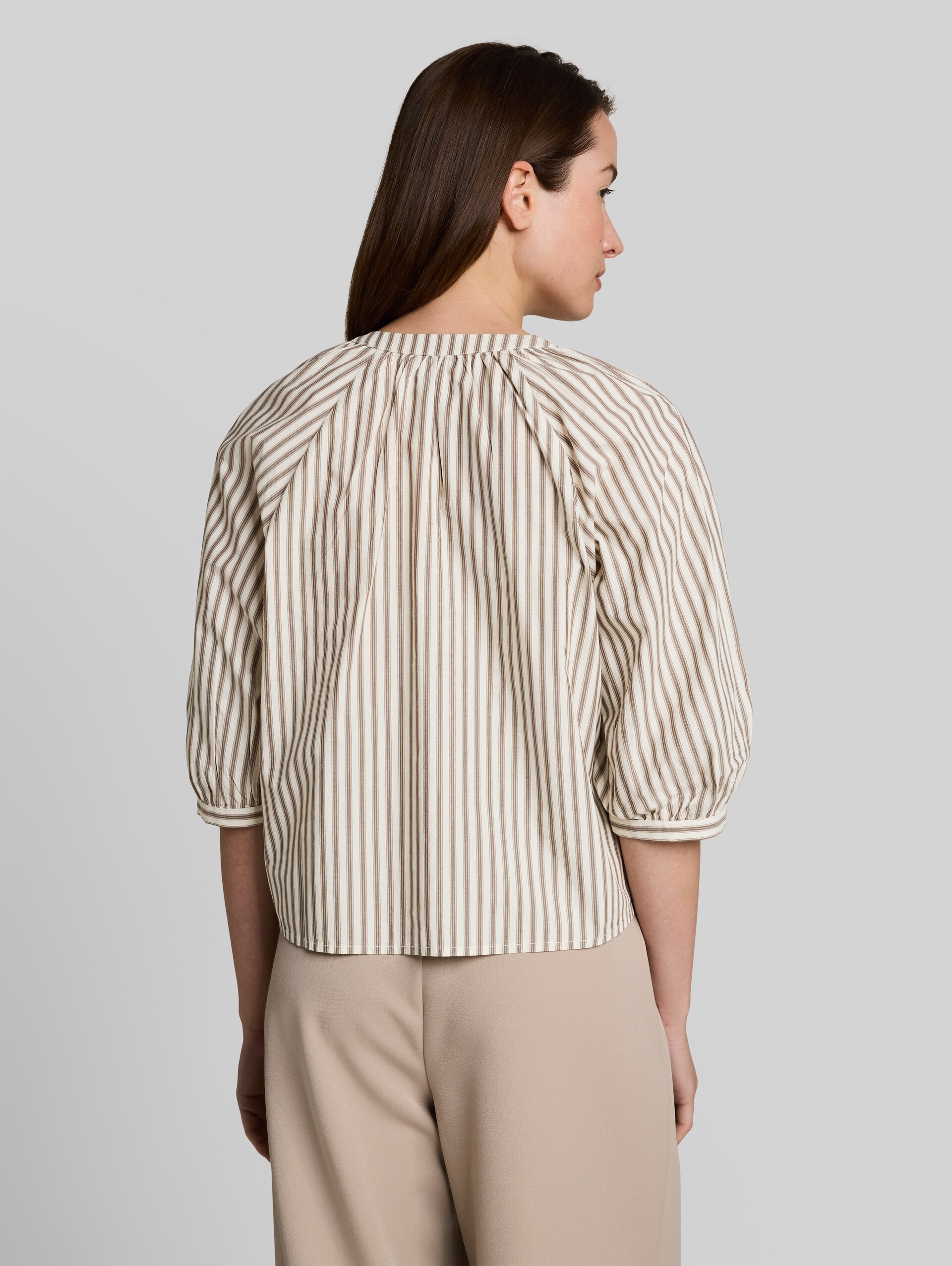 Bluse mit Streifenmuster - off white brown beige stripe - Auschnitt Model-Rückansicht
