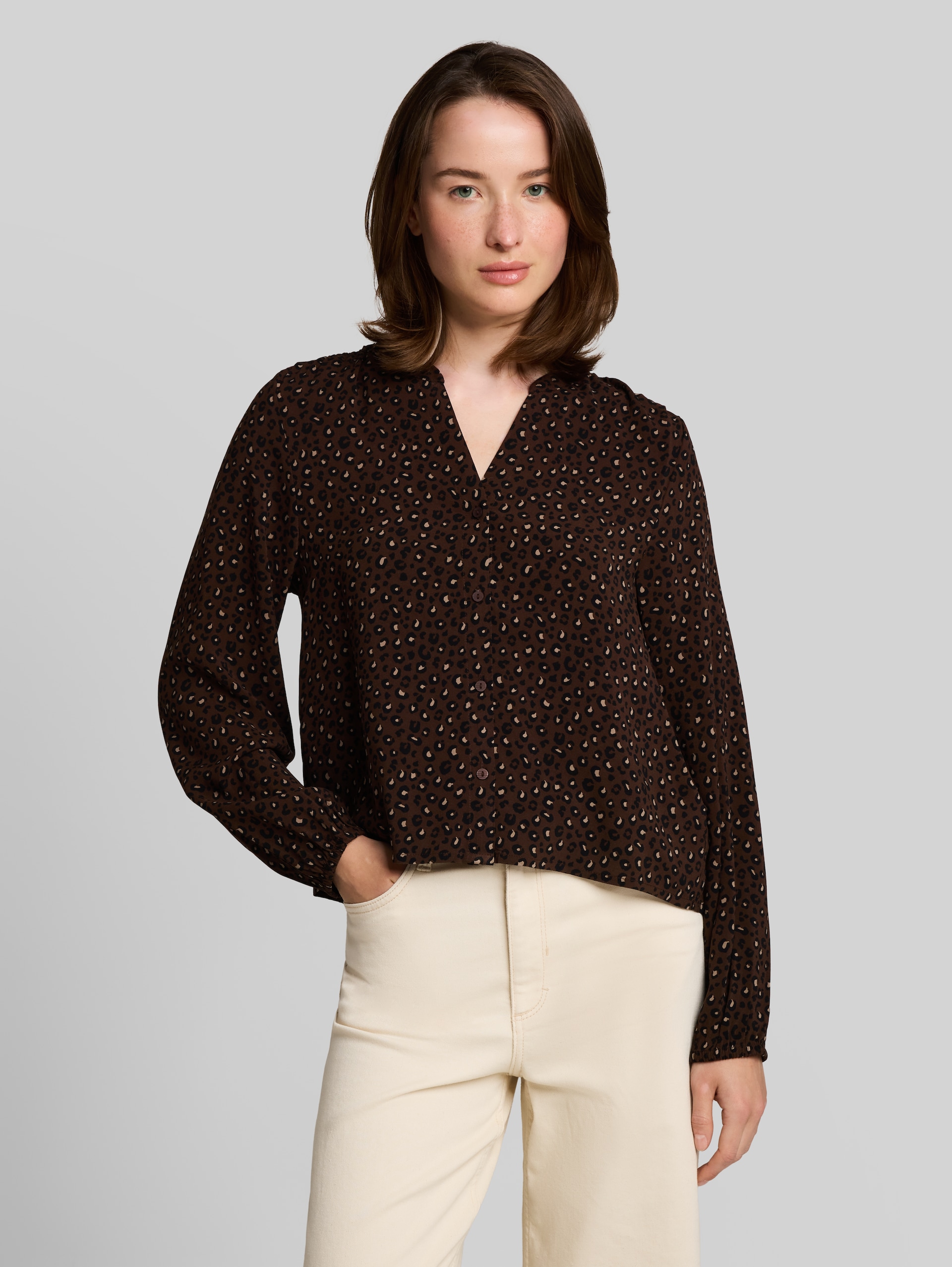 Bluse mit Muster - brown black leo print - Ausschnitt Model-Vorderansicht