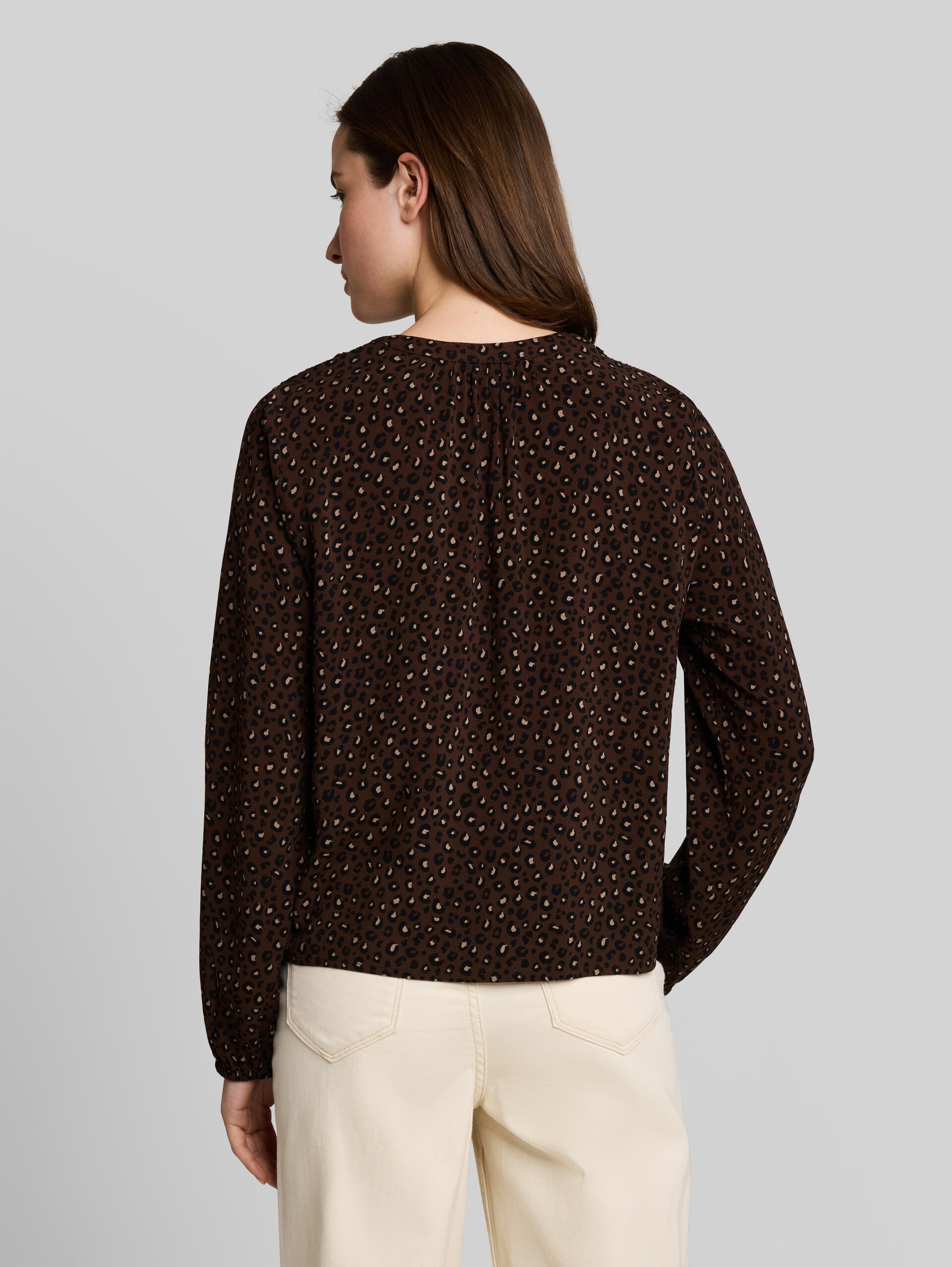 Bluse mit Muster - brown black leo print - Auschnitt Model-Rückansicht