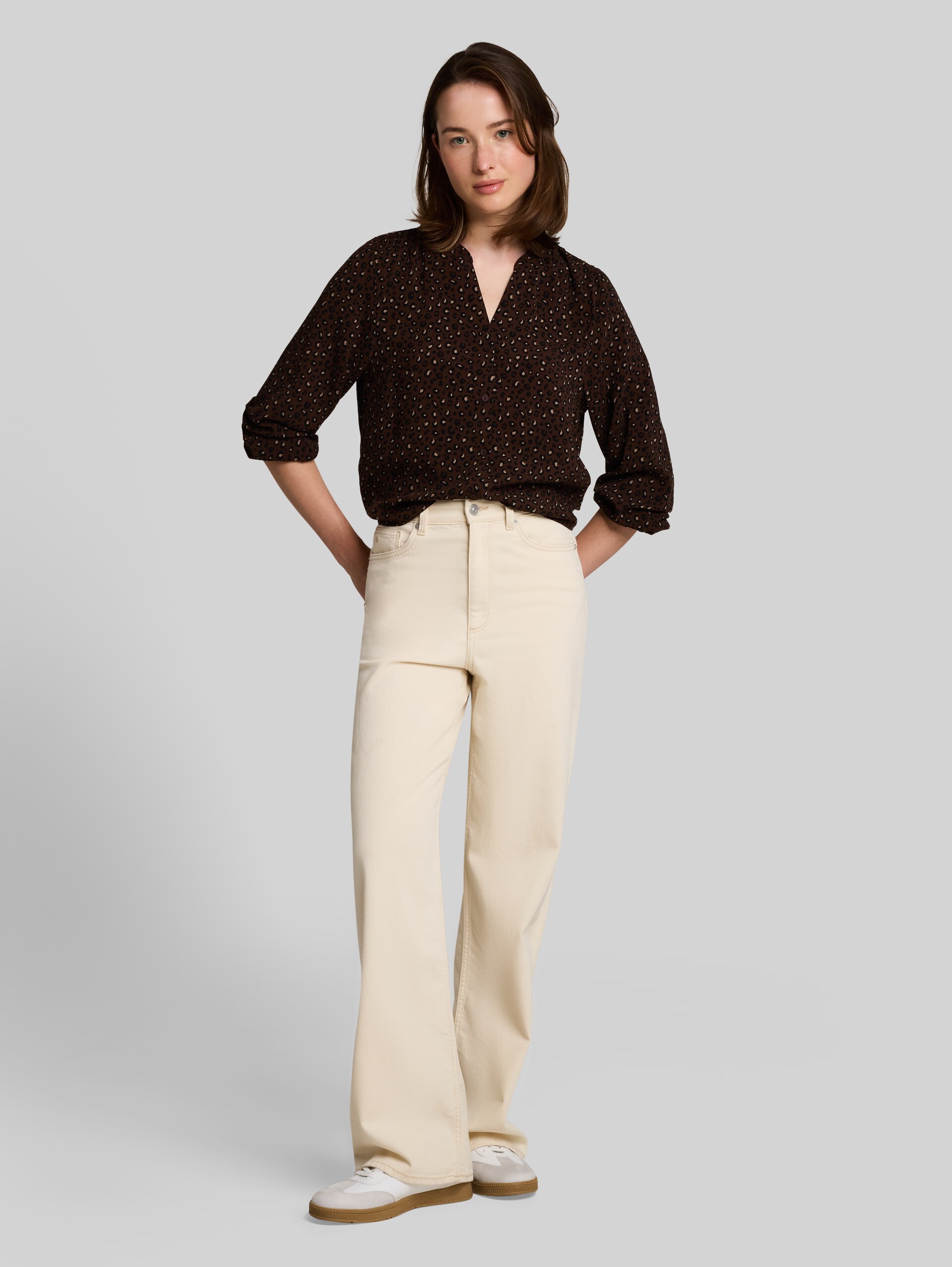 Bluse mit Muster - brown black leo print - Model-Vorderansicht