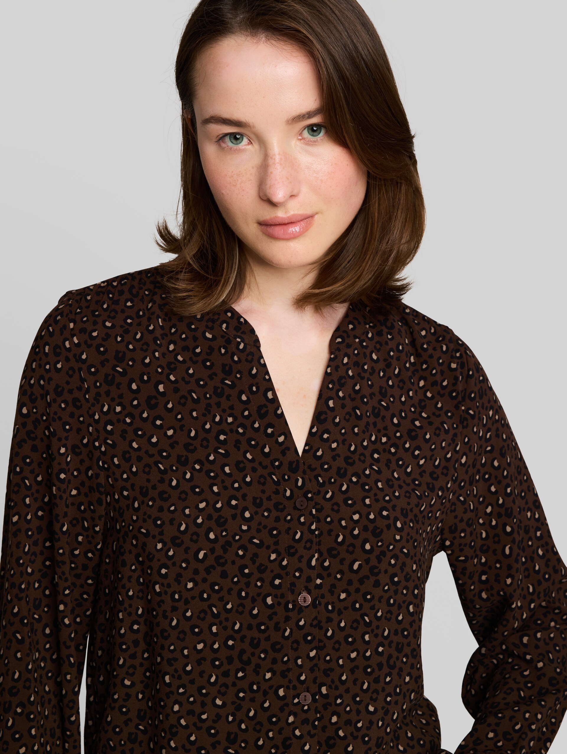 Bluse mit Muster - brown black leo print - Detail-Model-Ansicht