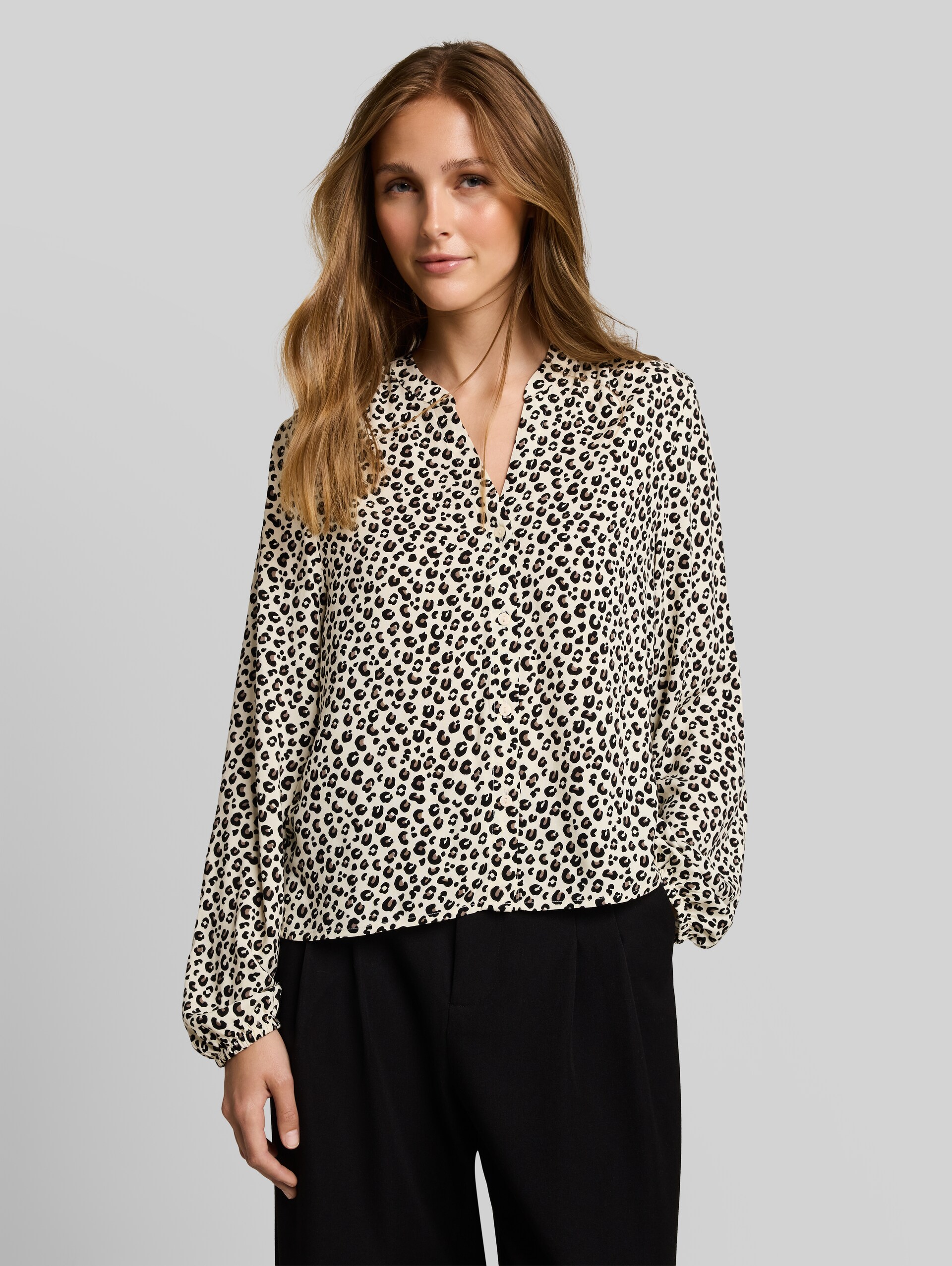 Blouse with pattern - beige brown leo print - Neckline model front view