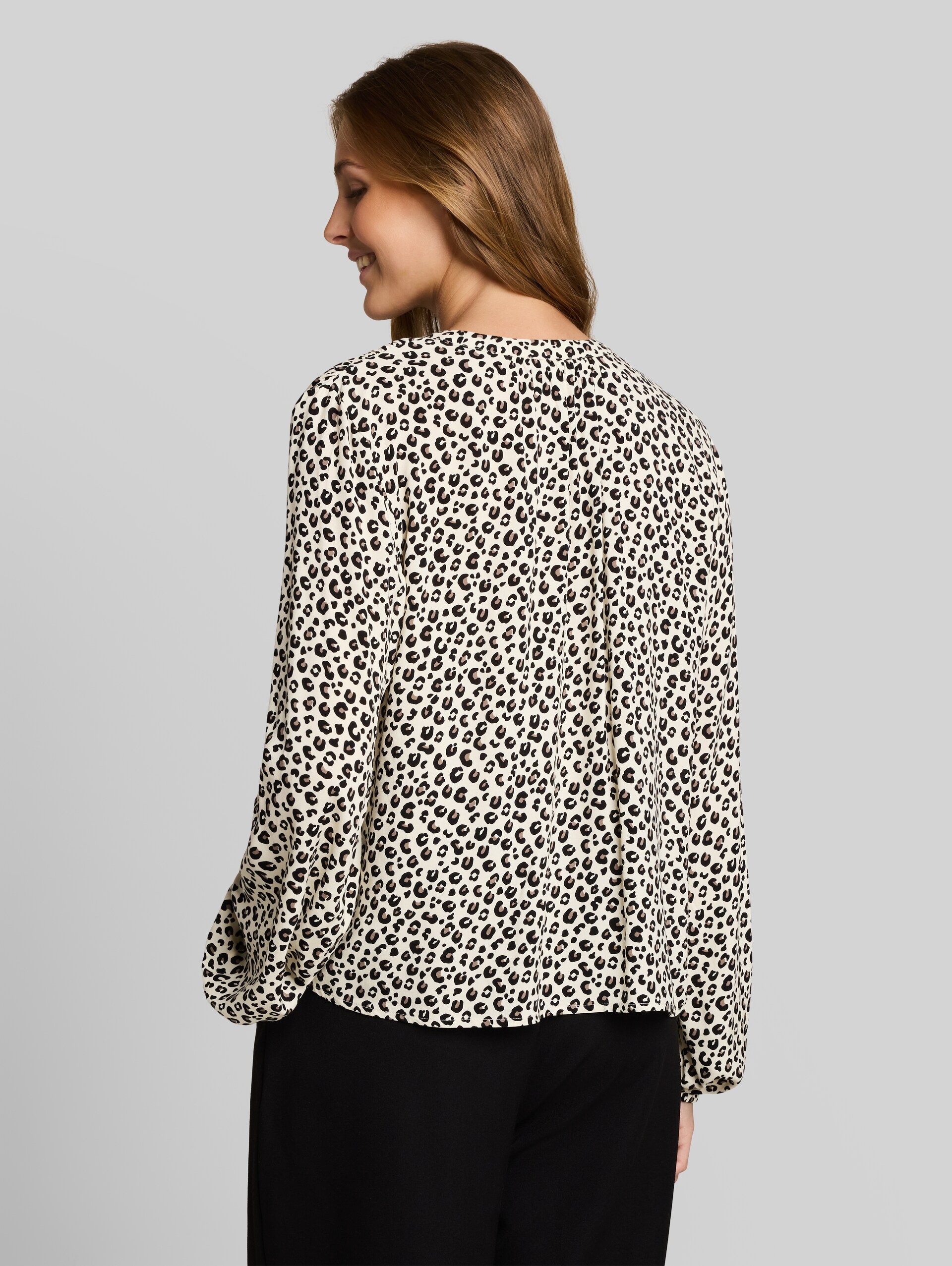 Blouse with pattern - beige brown leo print - Neckline model-back view