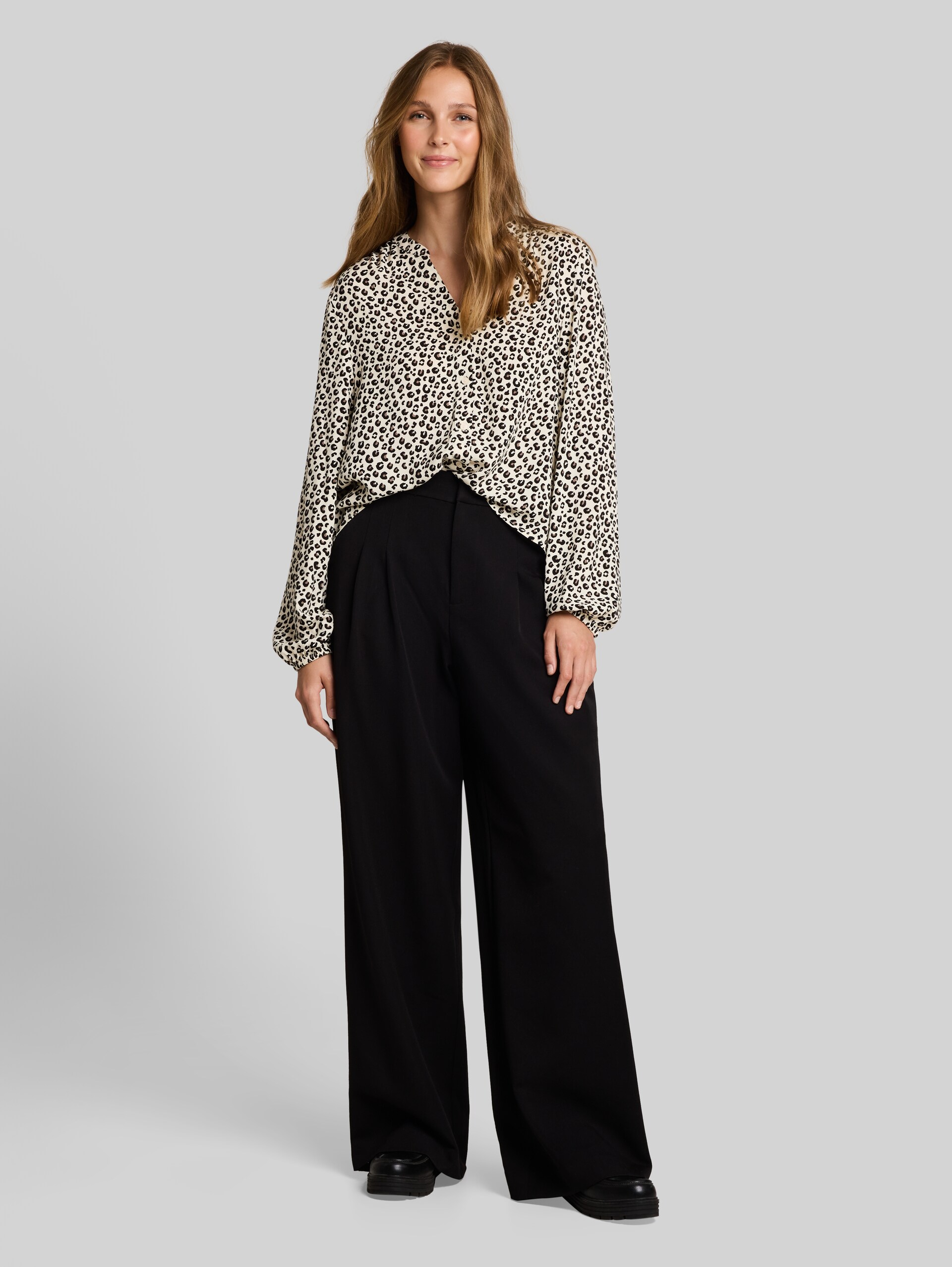 Blouse with pattern - beige brown leo print - Model front view