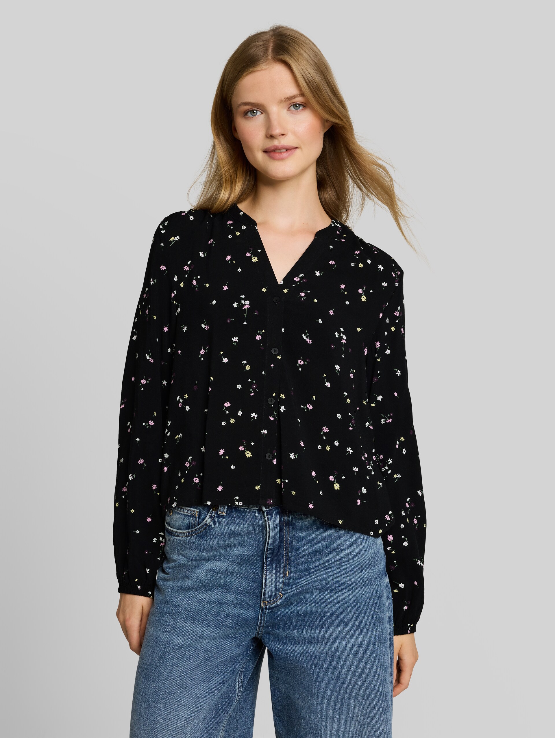 Bluse mit Muster - black flower print - Ausschnitt Model-Vorderansicht
