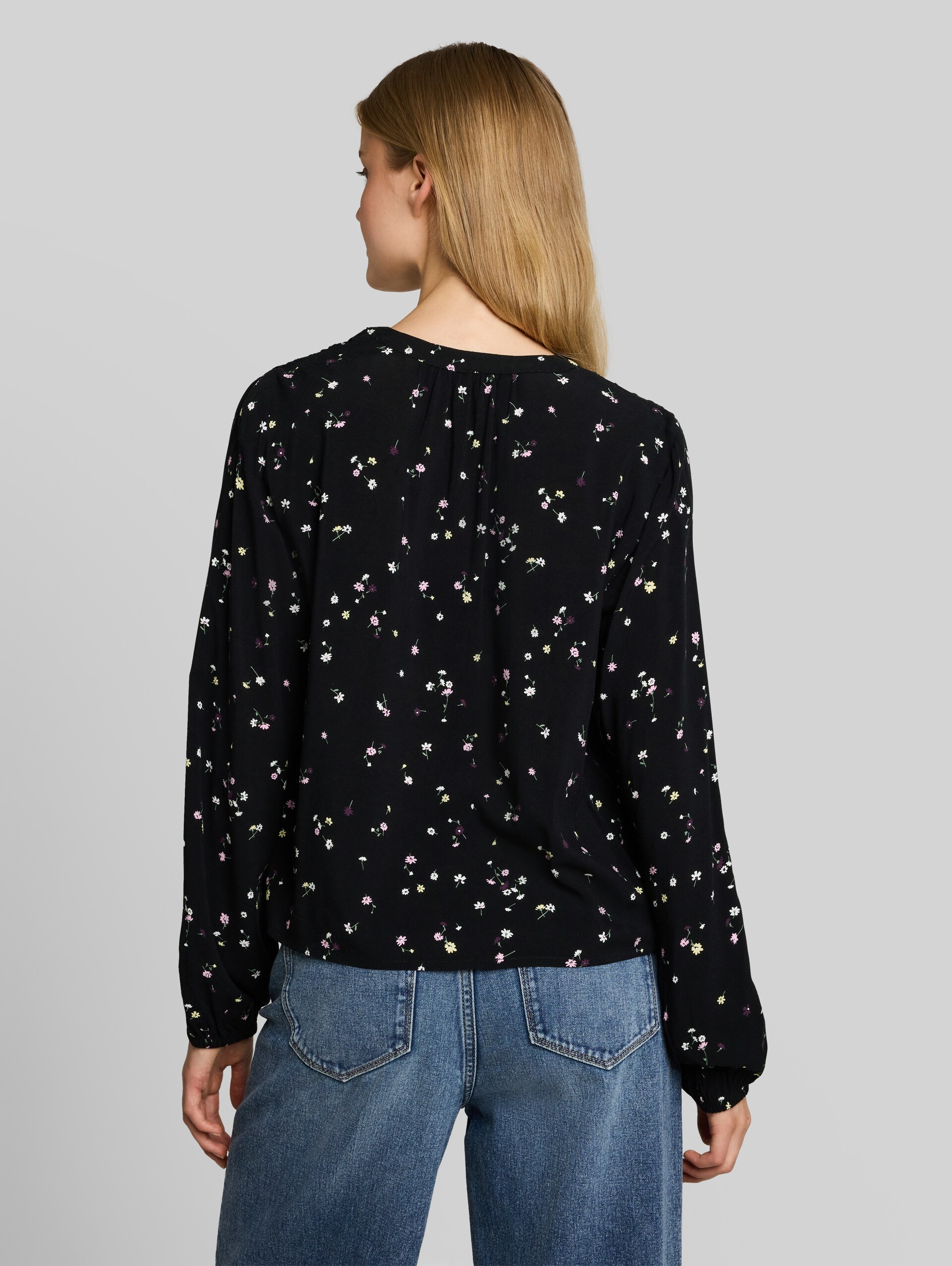 Bluse mit Muster - black flower print - Auschnitt Model-Rückansicht