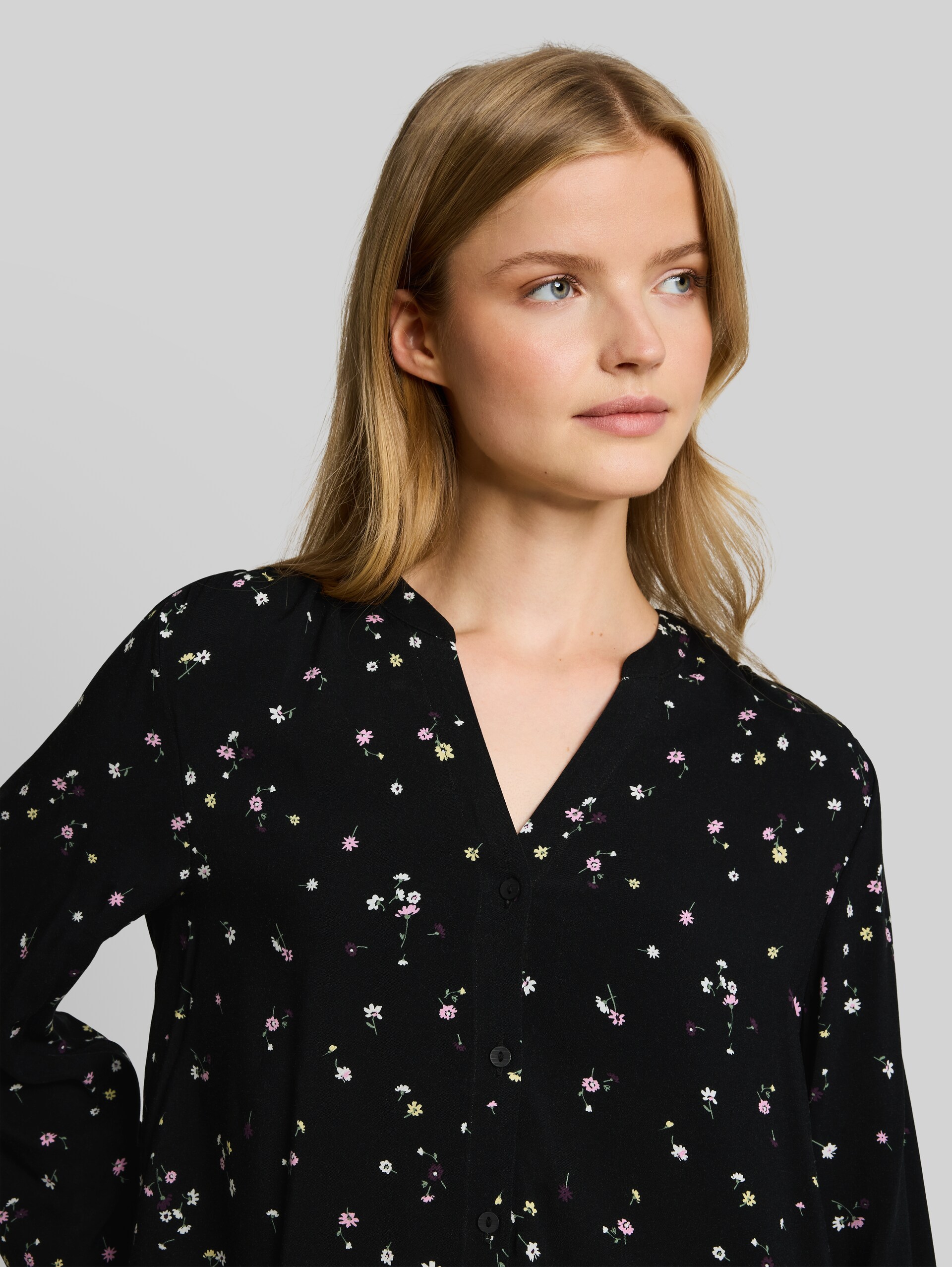 Bluse mit Muster - black flower print - Detail-Model-Ansicht