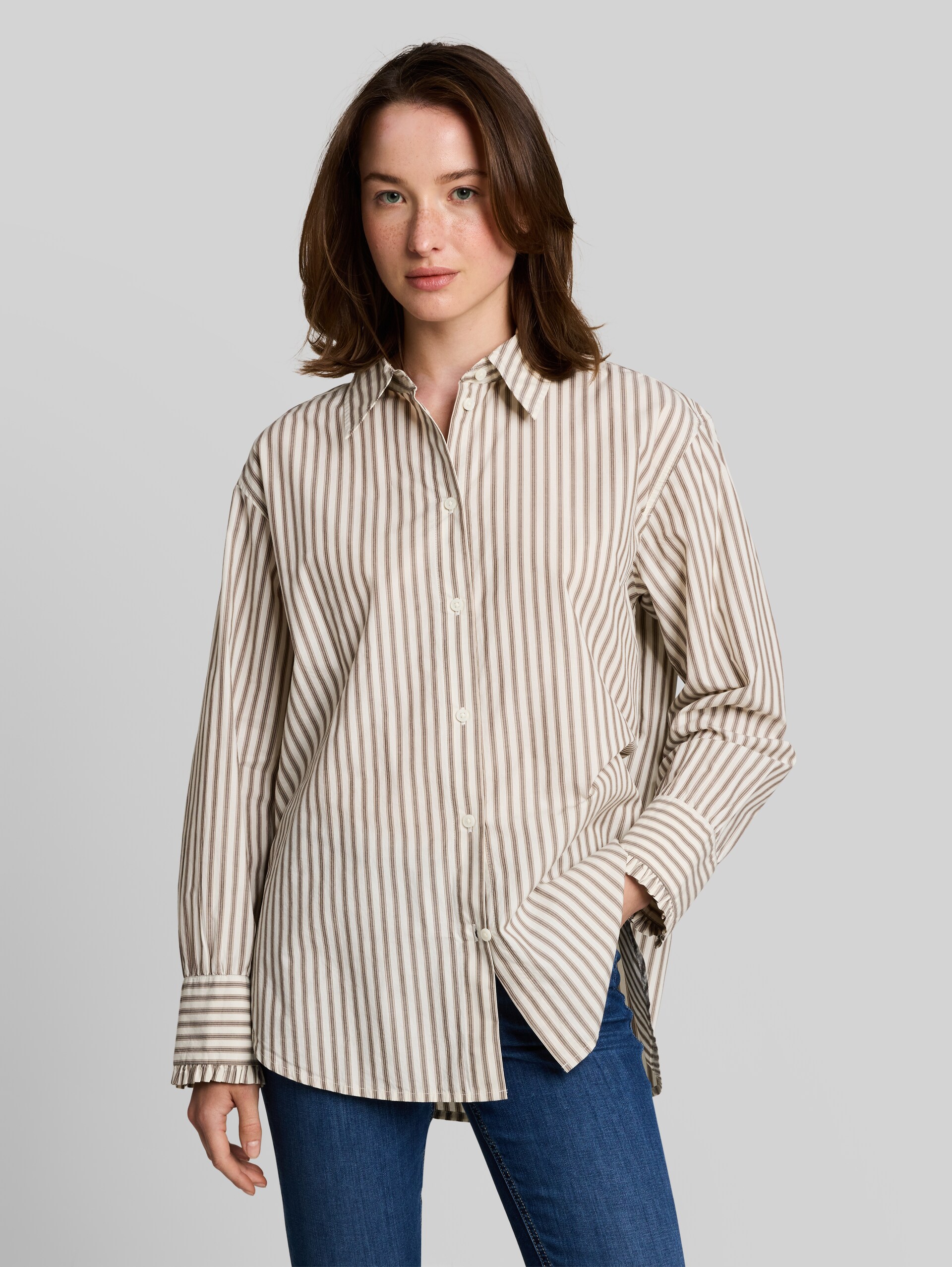 Oversize Hemdbluse mit Streifenmuster - off white brown beige stripe - Ausschnitt Model-Vorderansicht