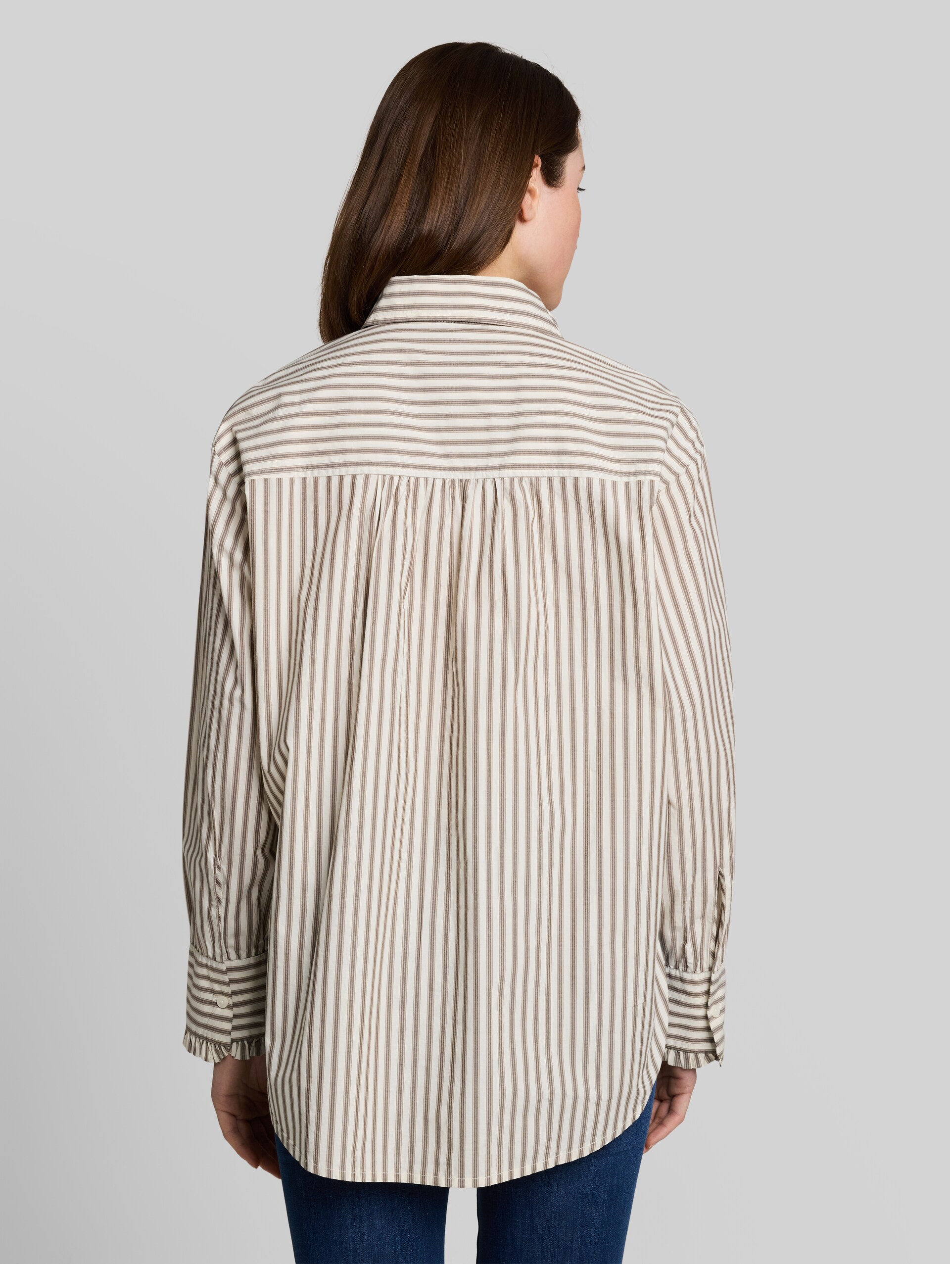 Oversize Hemdbluse mit Streifenmuster - off white brown beige stripe - Auschnitt Model-Rückansicht