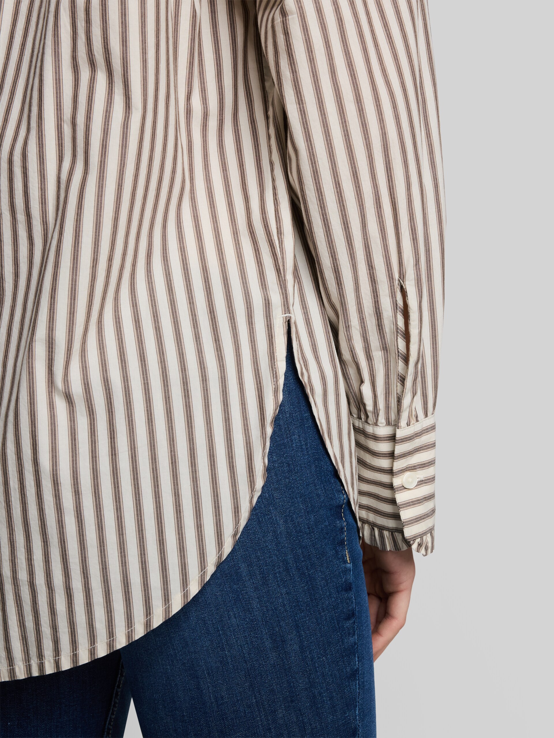 Oversize Hemdbluse mit Streifenmuster - off white brown beige stripe - Detail-Model-Ansicht