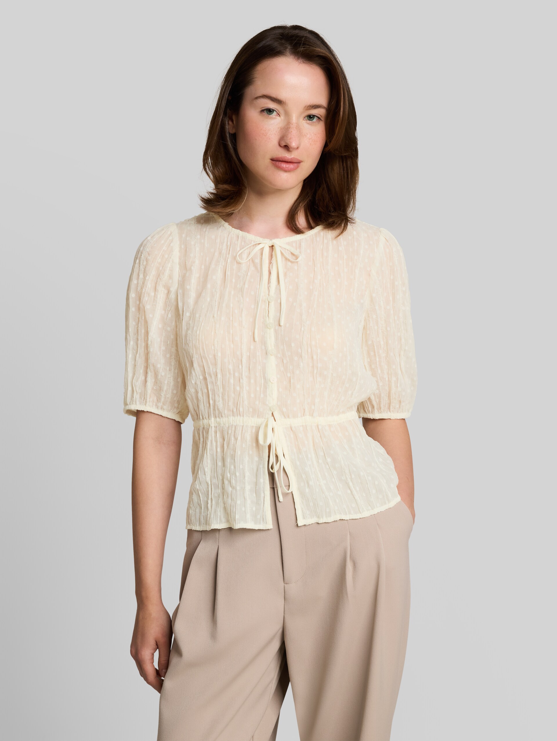 Bluse mit Schleifen - off white - Ausschnitt Model-Vorderansicht