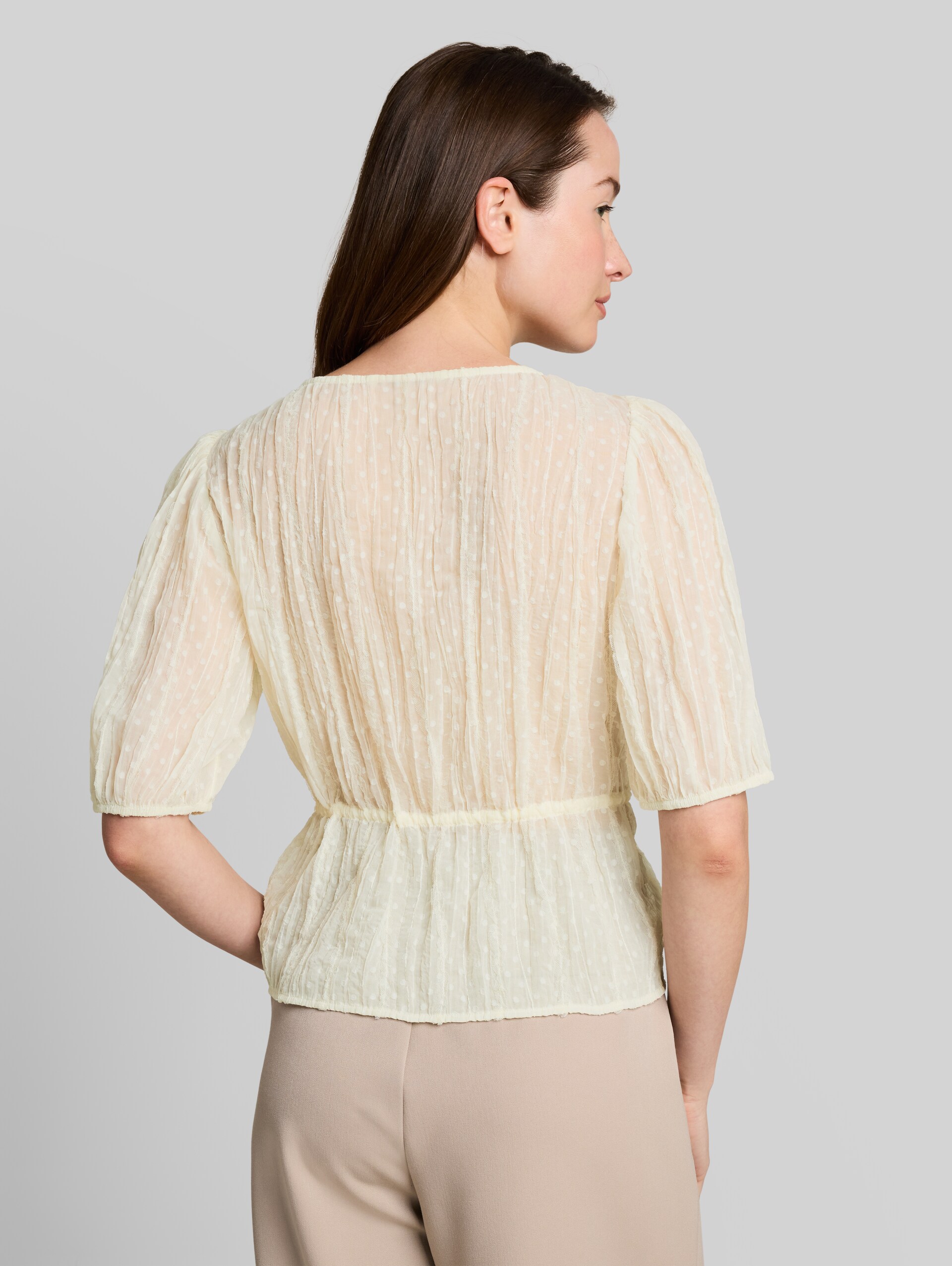 Bluse mit Schleifen - off white - Auschnitt Model-Rückansicht