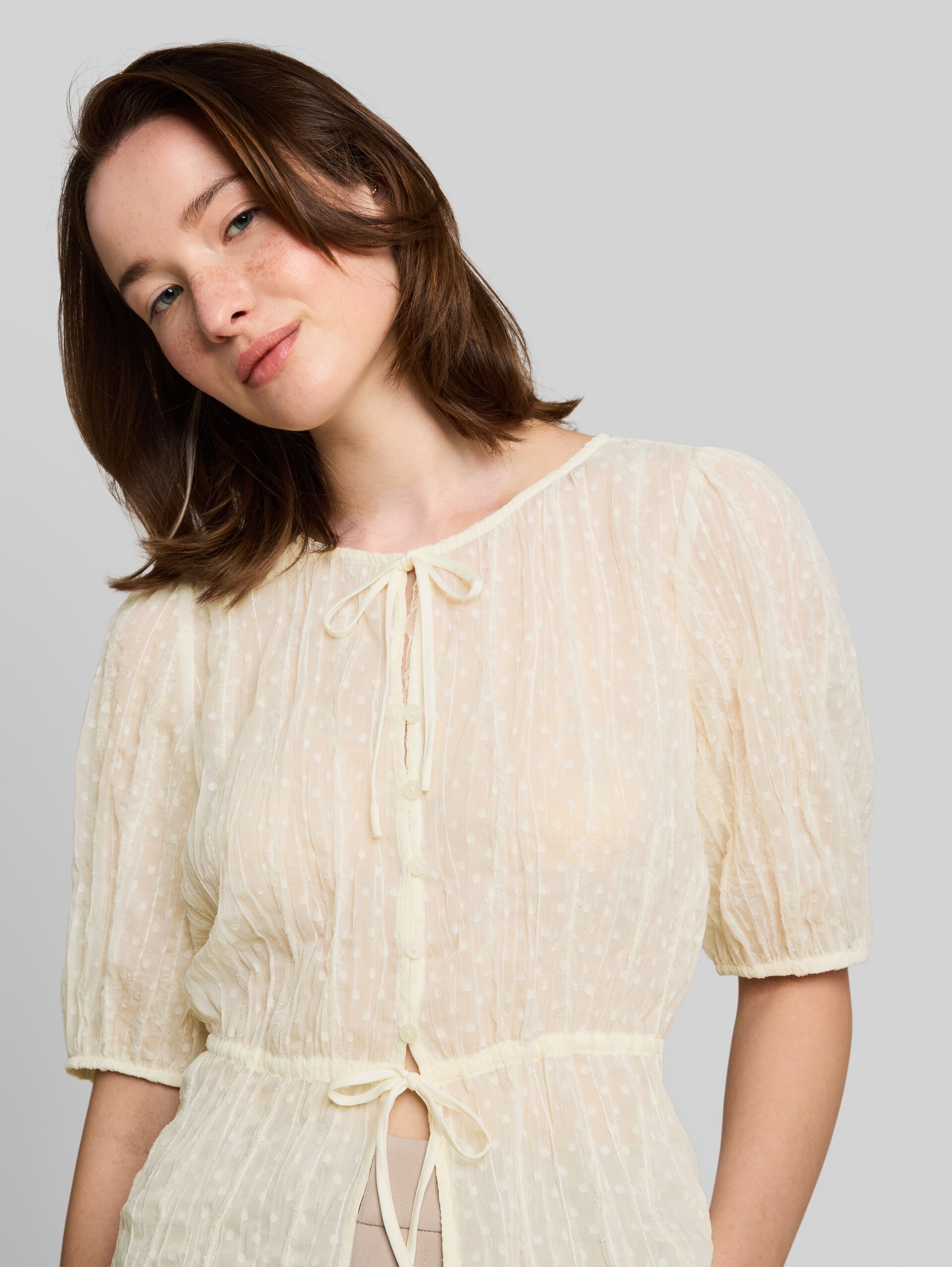 Bluse mit Schleifen - off white - Detail-Model-Ansicht