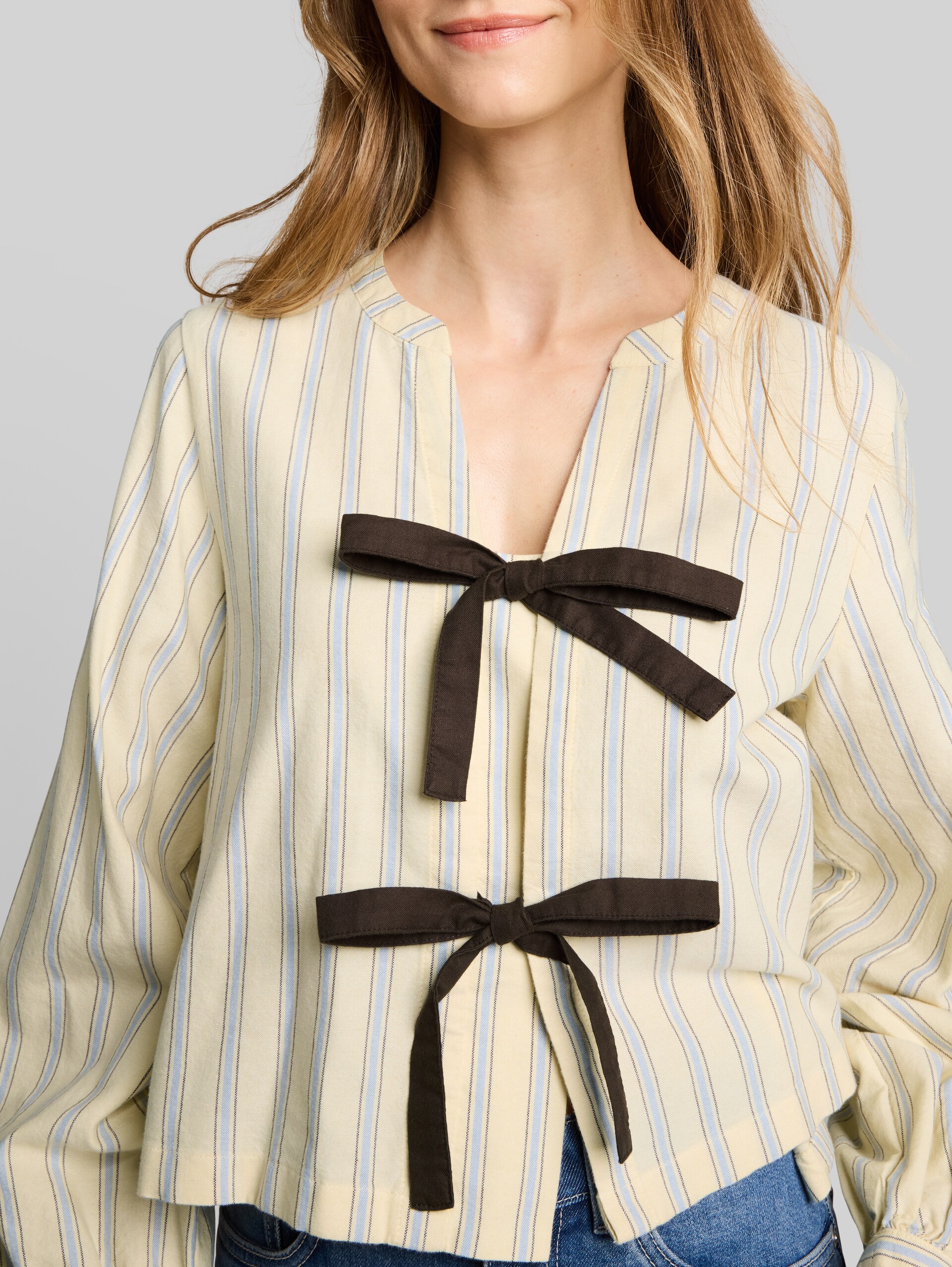 Oxford-blouse met strik - yellow blue brown stripe - Detailaanzicht model