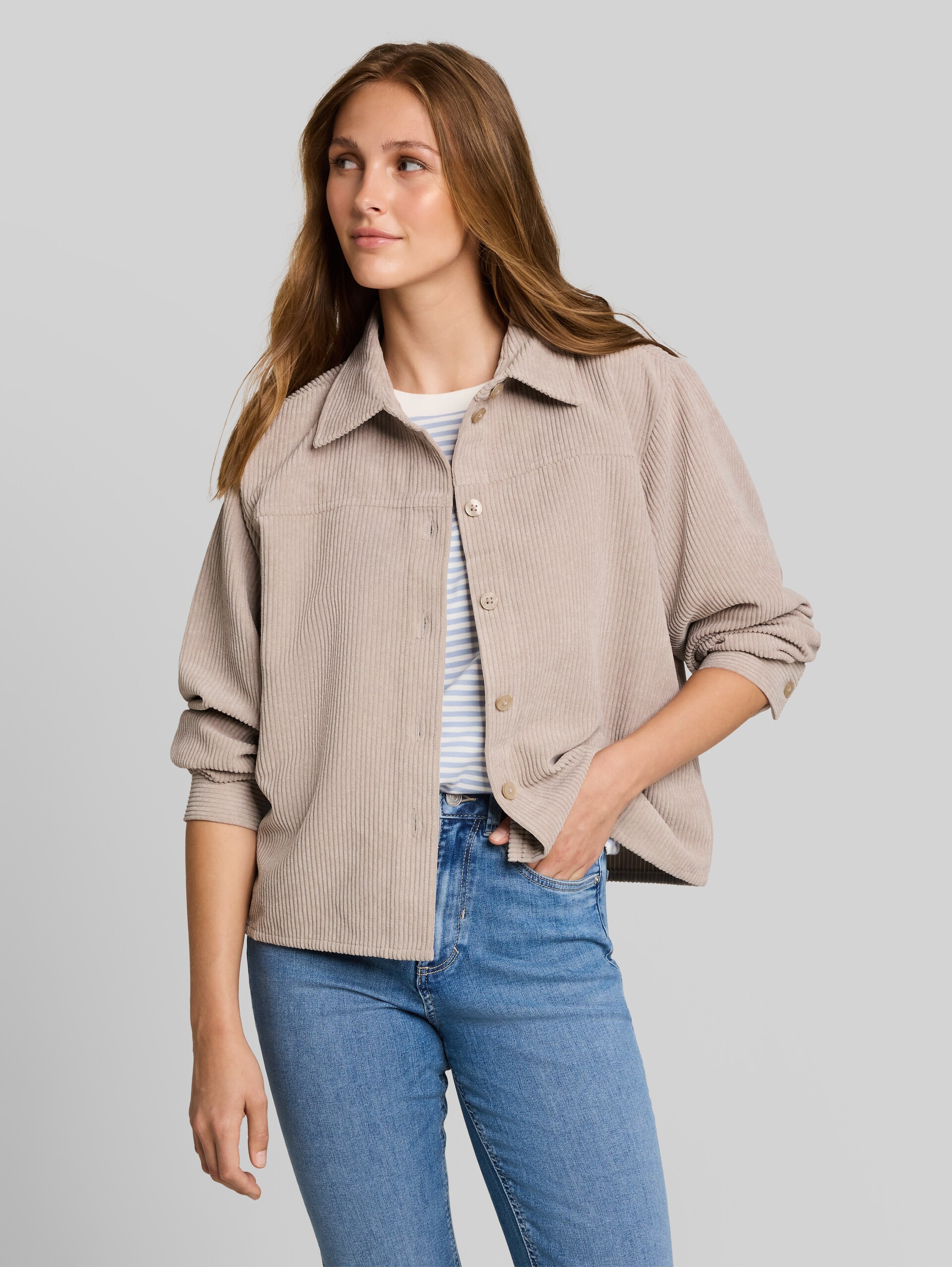 Boxy Fit Cordbluse - atmosphere beige - Ausschnitt Model-Vorderansicht