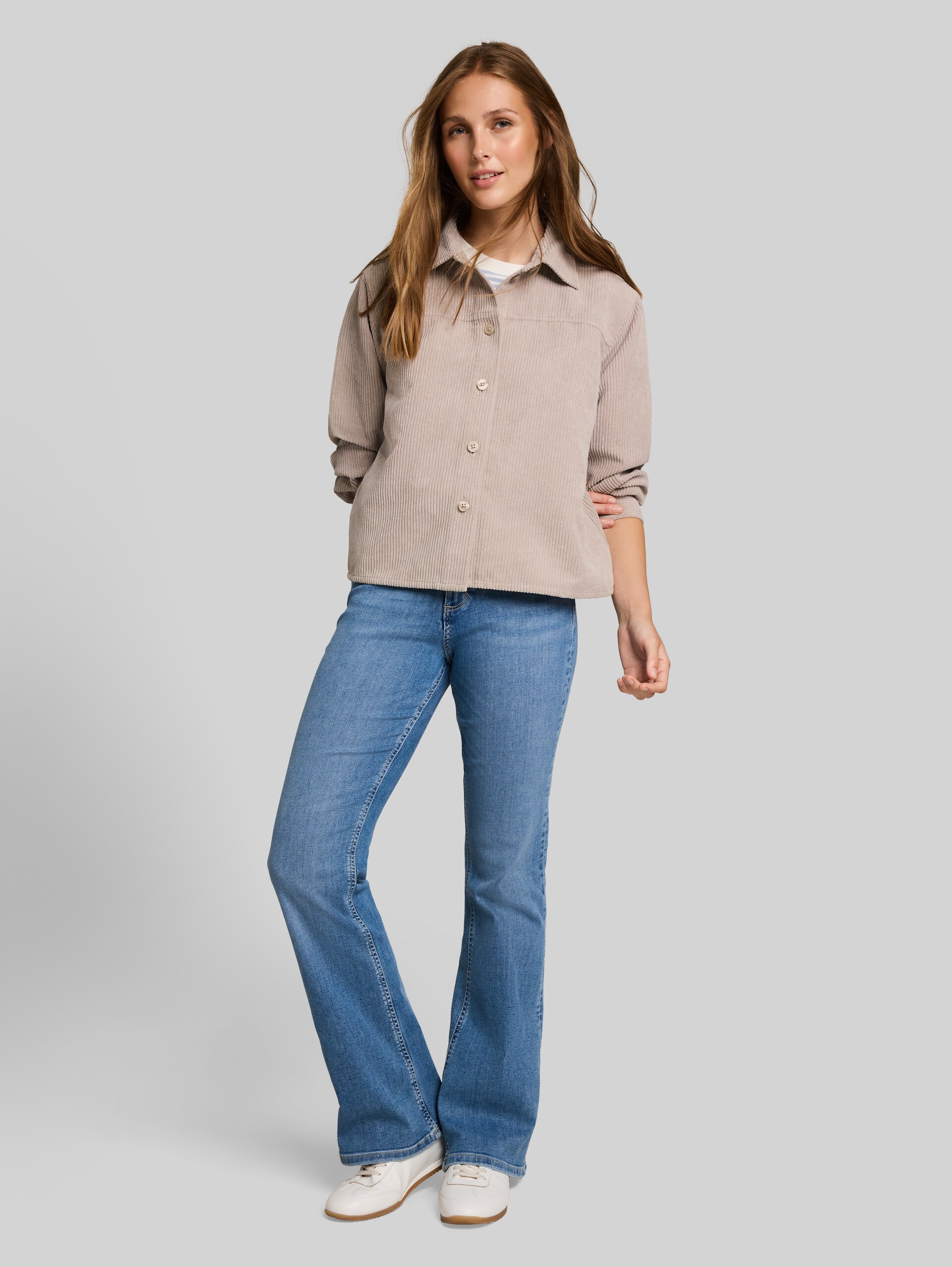 Boxy Fit Cordbluse - atmosphere beige - Model-Vorderansicht