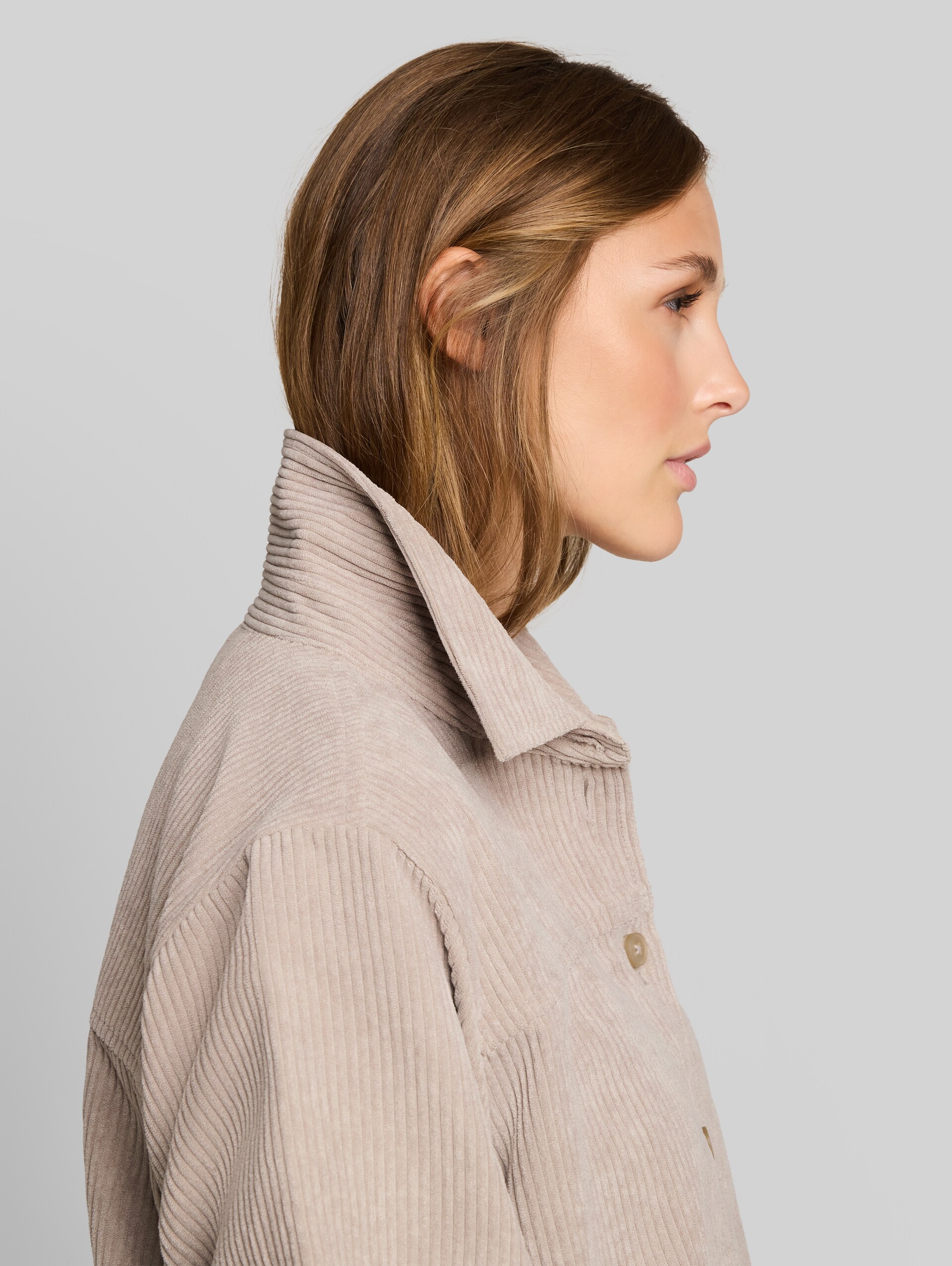 Boxy Fit Cordbluse - atmosphere beige - Detail-Model-Ansicht