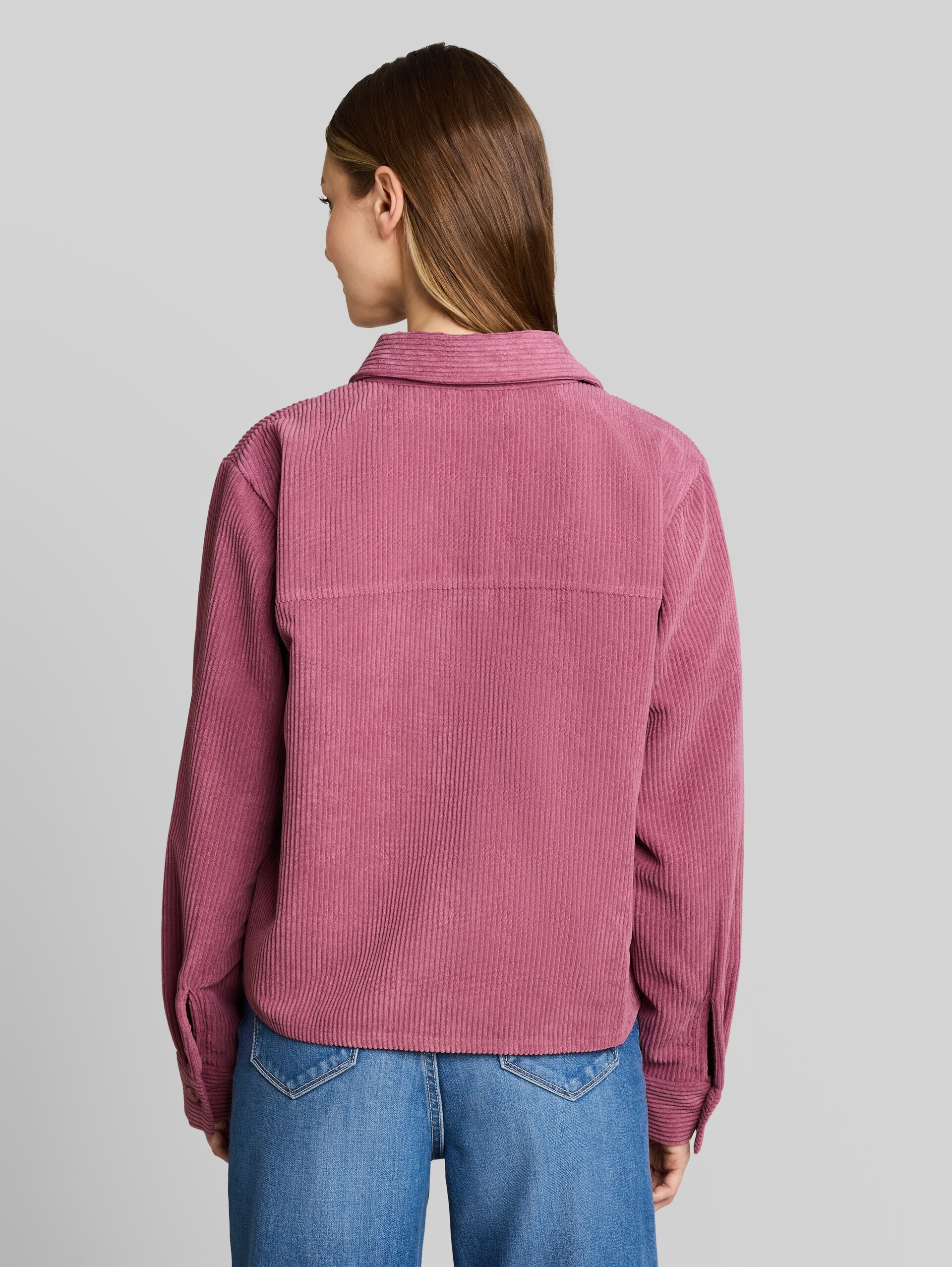 Boxy pasvorm blouse van ribfluweel - dusty berry - Neklijn model-achteraanzicht