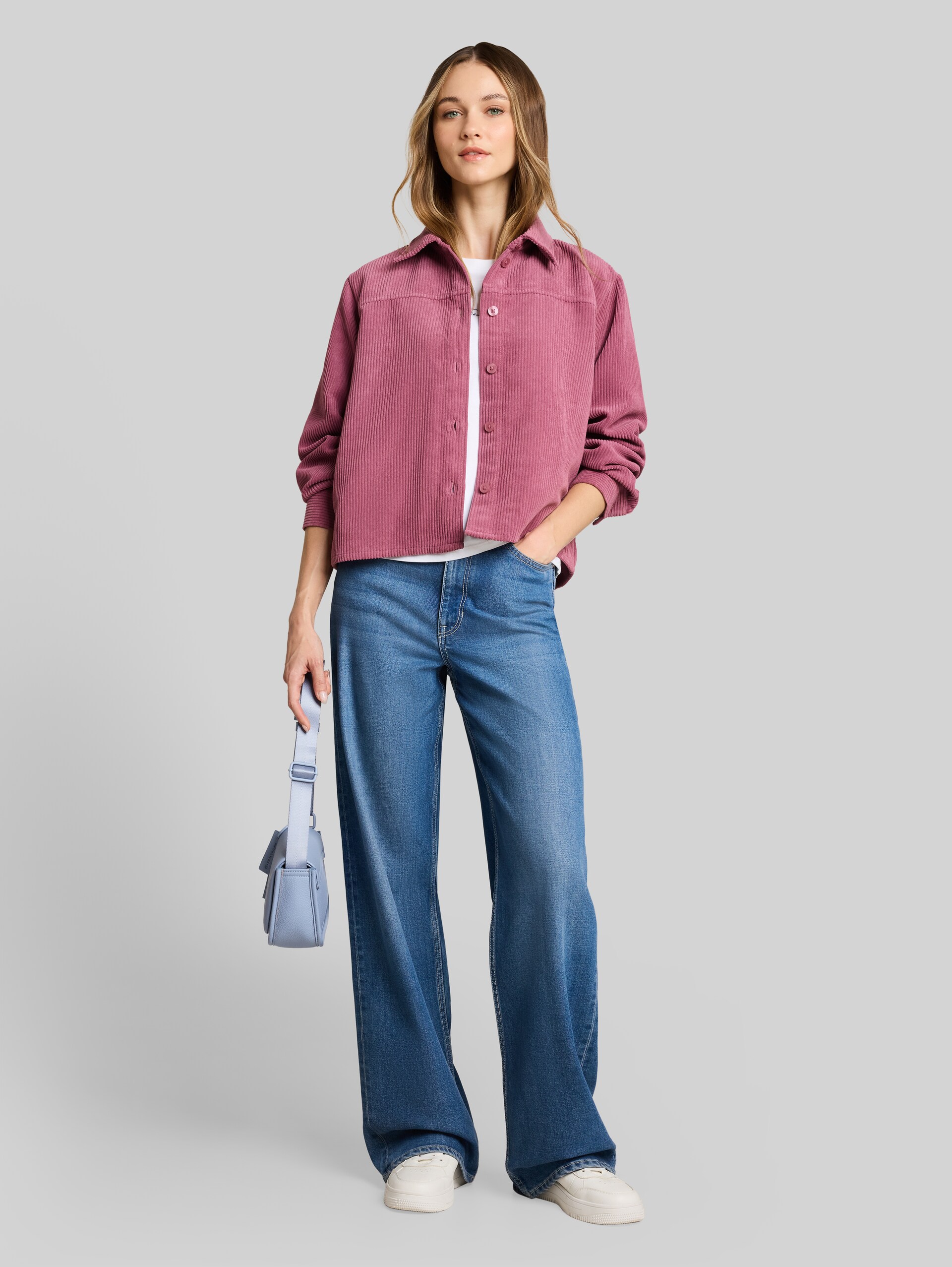 Boxy pasvorm blouse van ribfluweel - dusty berry - Model vooraanzicht