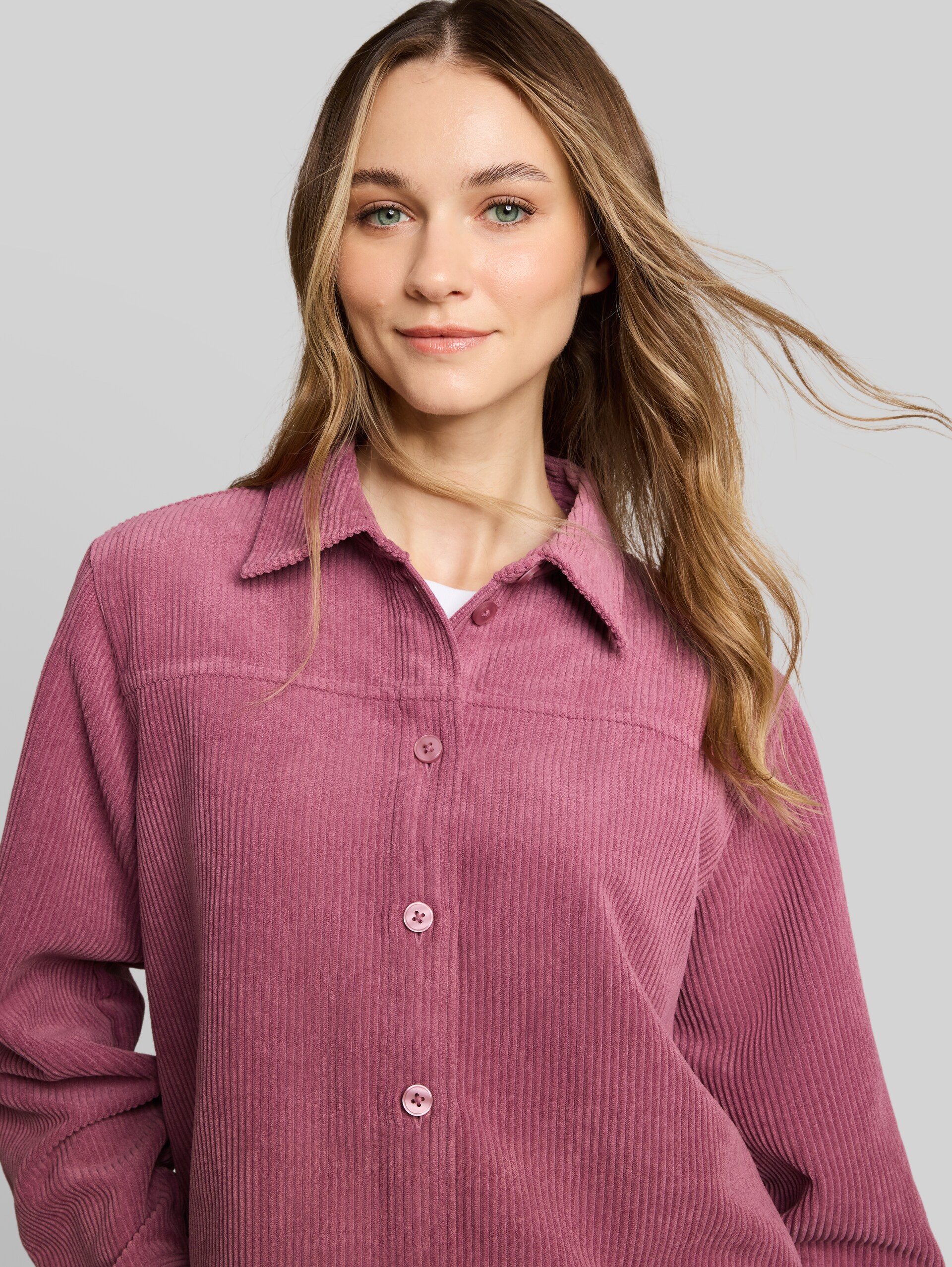 Boxy pasvorm blouse van ribfluweel - dusty berry - Detailaanzicht model