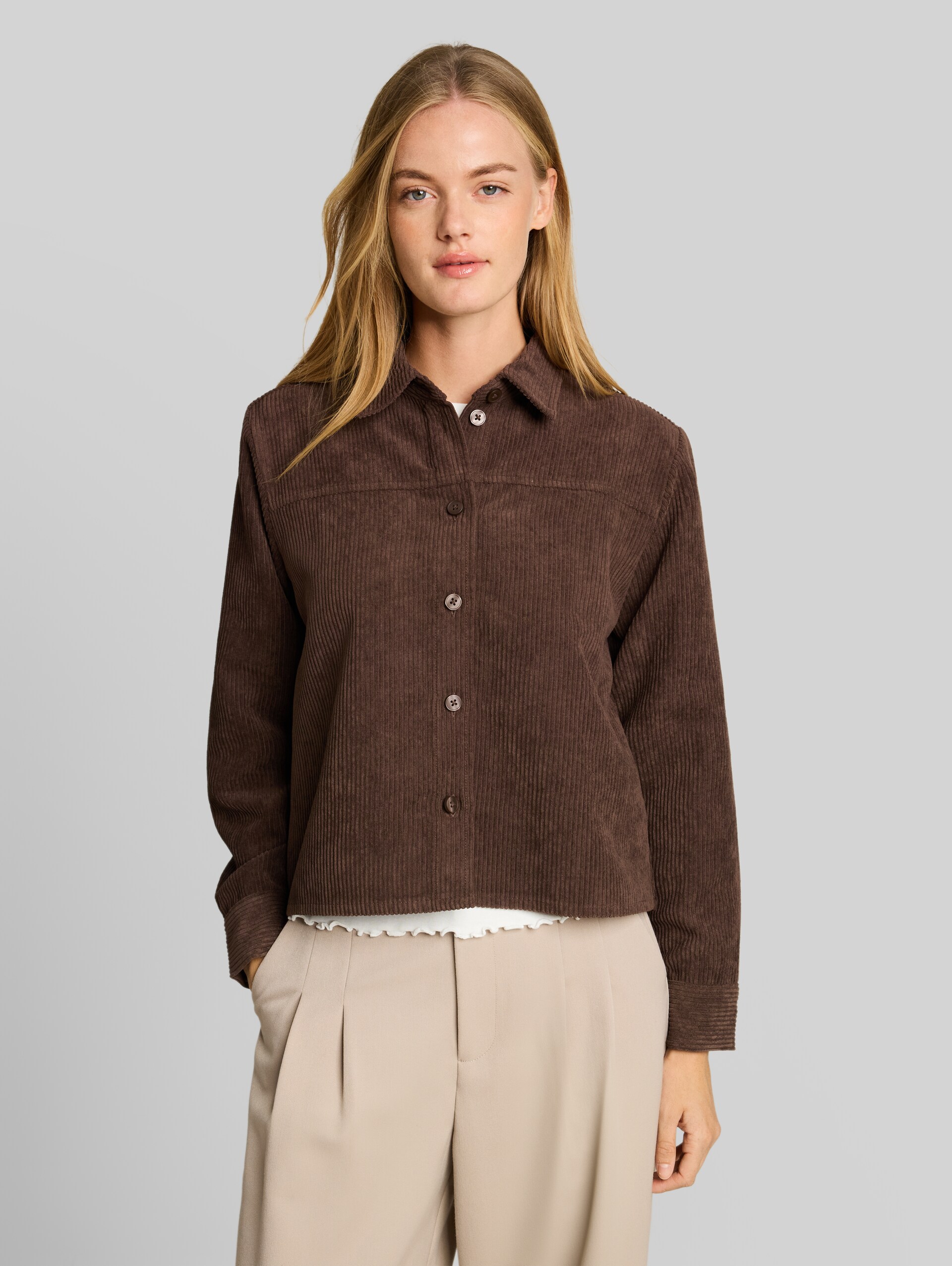 Boxy Fit Cordbluse - cool dark brown - Ausschnitt Model-Vorderansicht