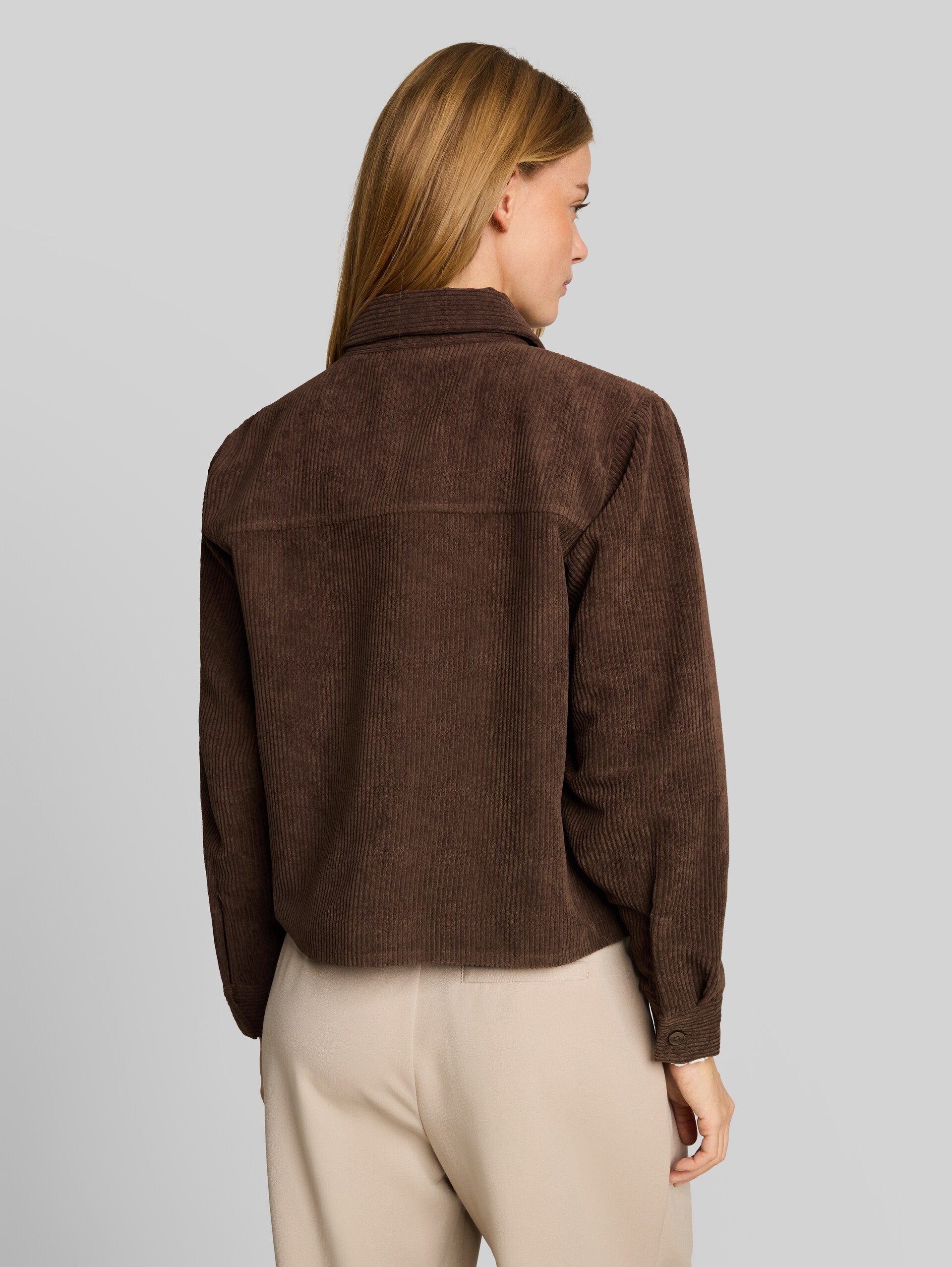 Boxy Fit Cordbluse - cool dark brown - Auschnitt Model-Rückansicht
