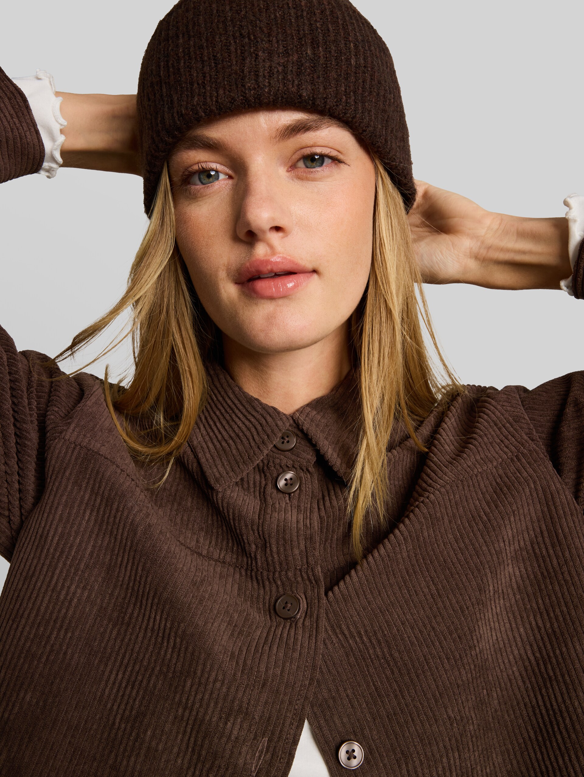Boxy Fit Cordbluse - cool dark brown - Detail-Model-Ansicht