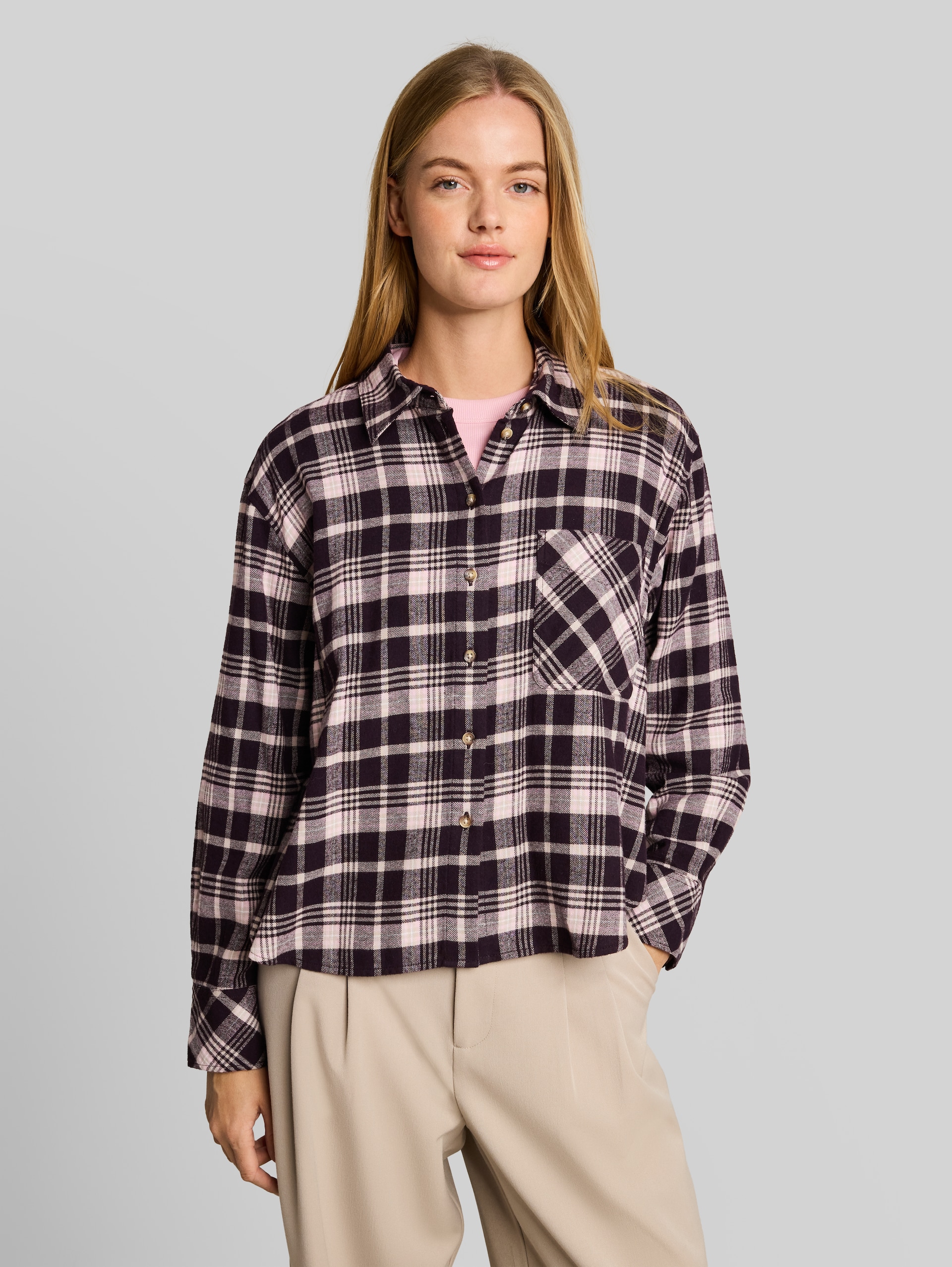 Oversize Flanell Hemdbluse mit Karomuster - plum beige check - Ausschnitt Model-Vorderansicht