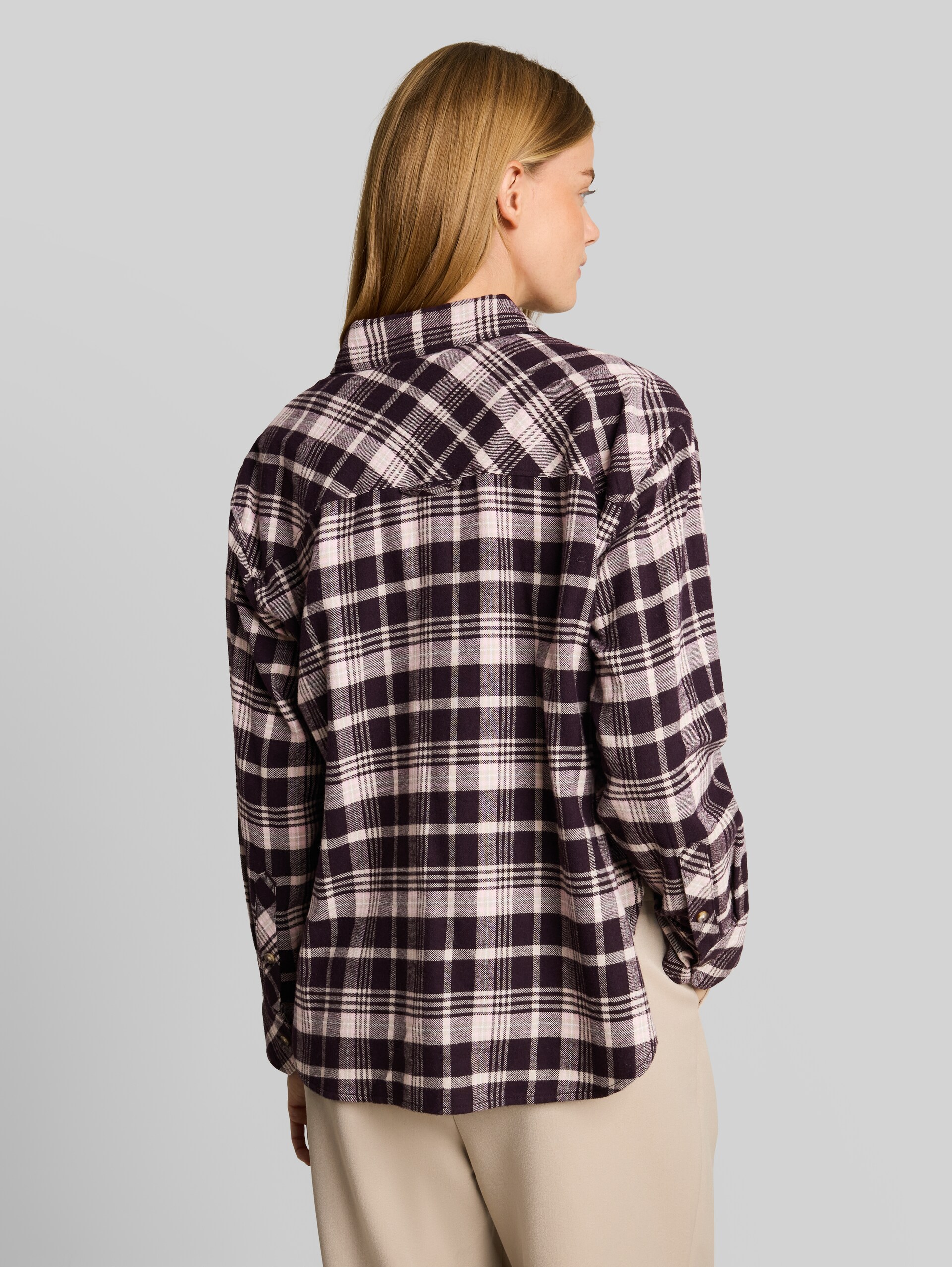 Oversize Flanell Hemdbluse mit Karomuster - plum beige check - Auschnitt Model-Rückansicht
