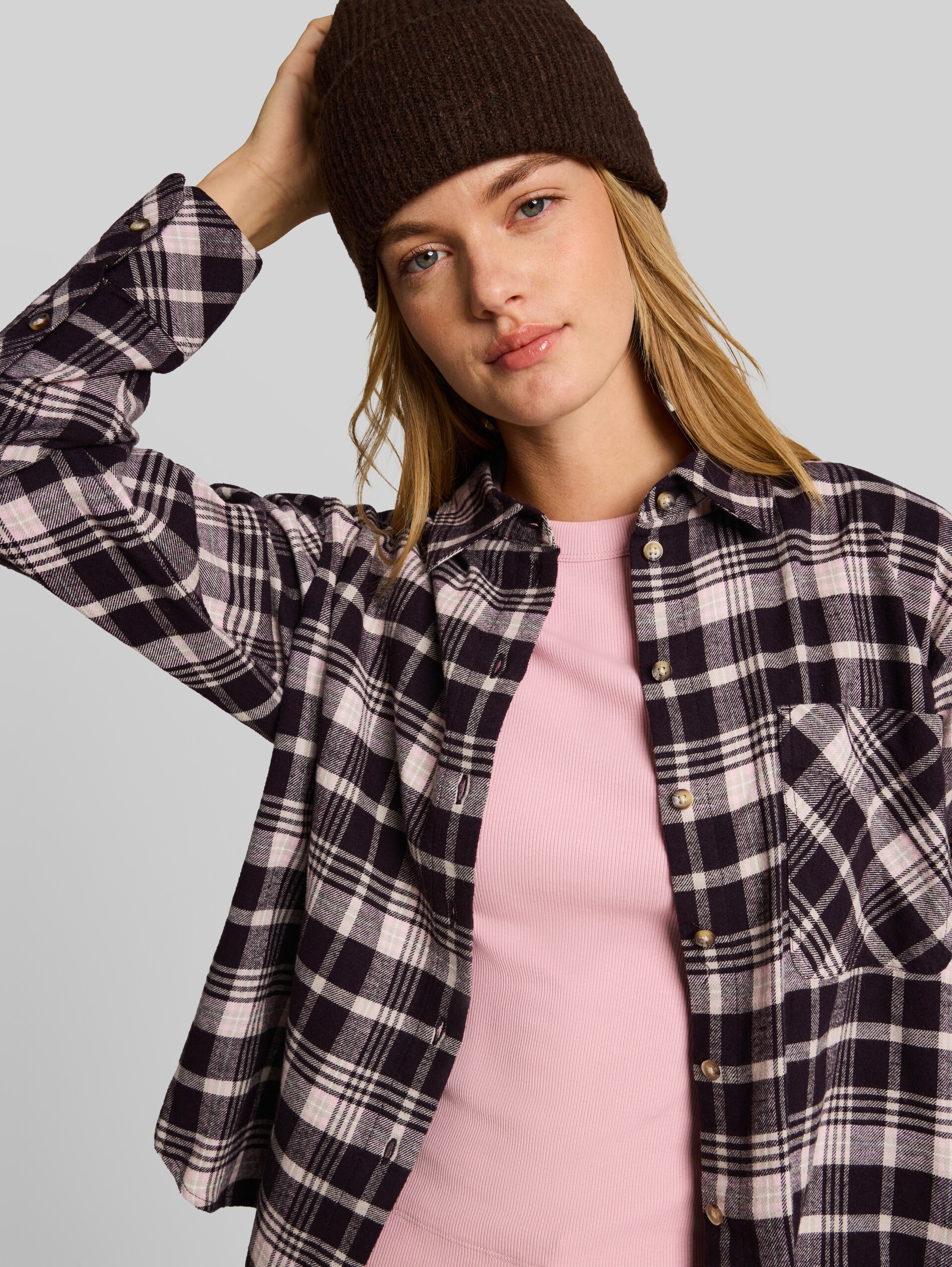 Oversize Flanell Hemdbluse mit Karomuster - plum beige check - Detail-Model-Ansicht