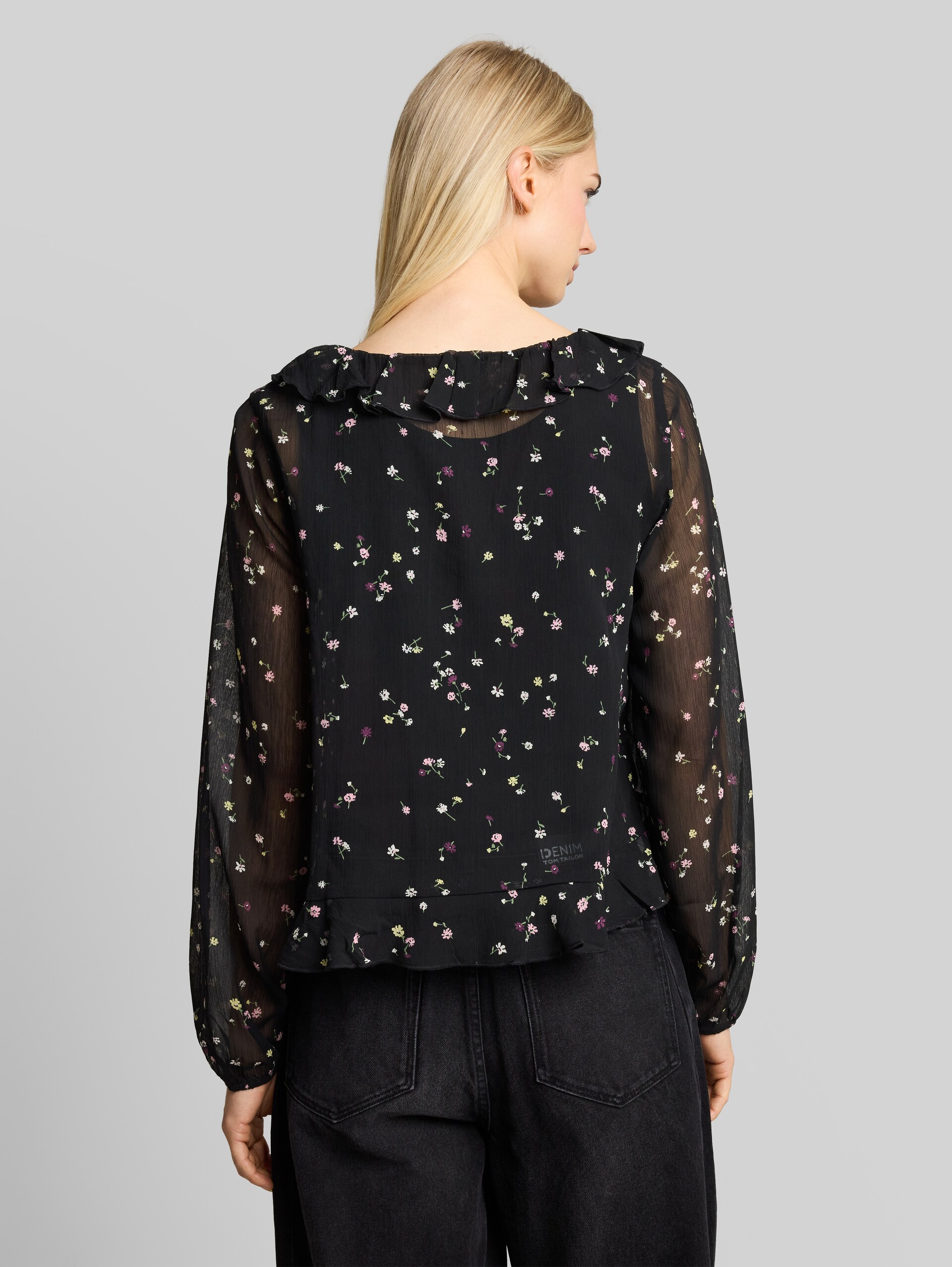 Chiffon Bluse mit Rüschen - black flower print - Auschnitt Model-Rückansicht