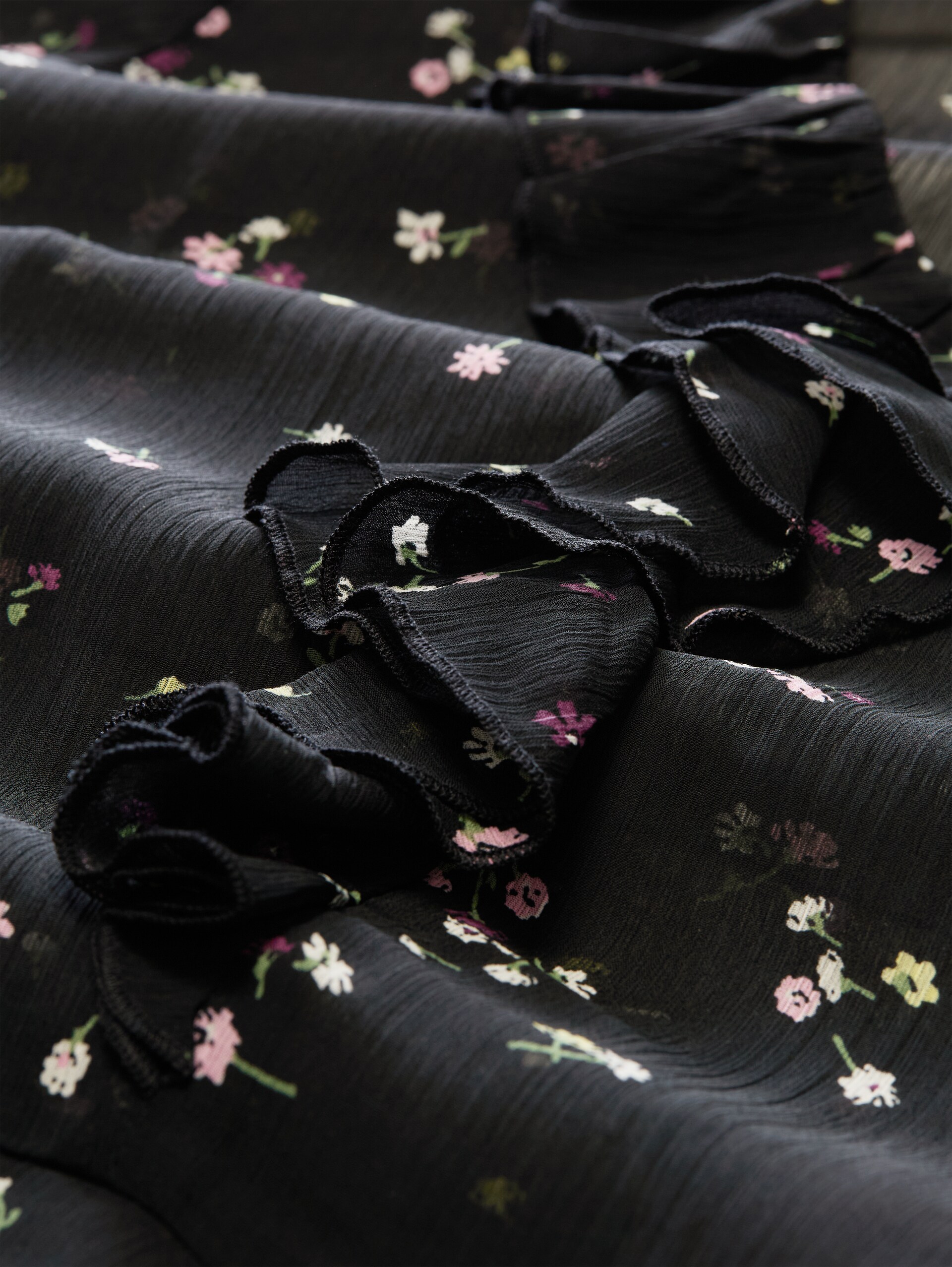 Chiffon Bluse mit Rüschen - black flower print - Material-Ansicht