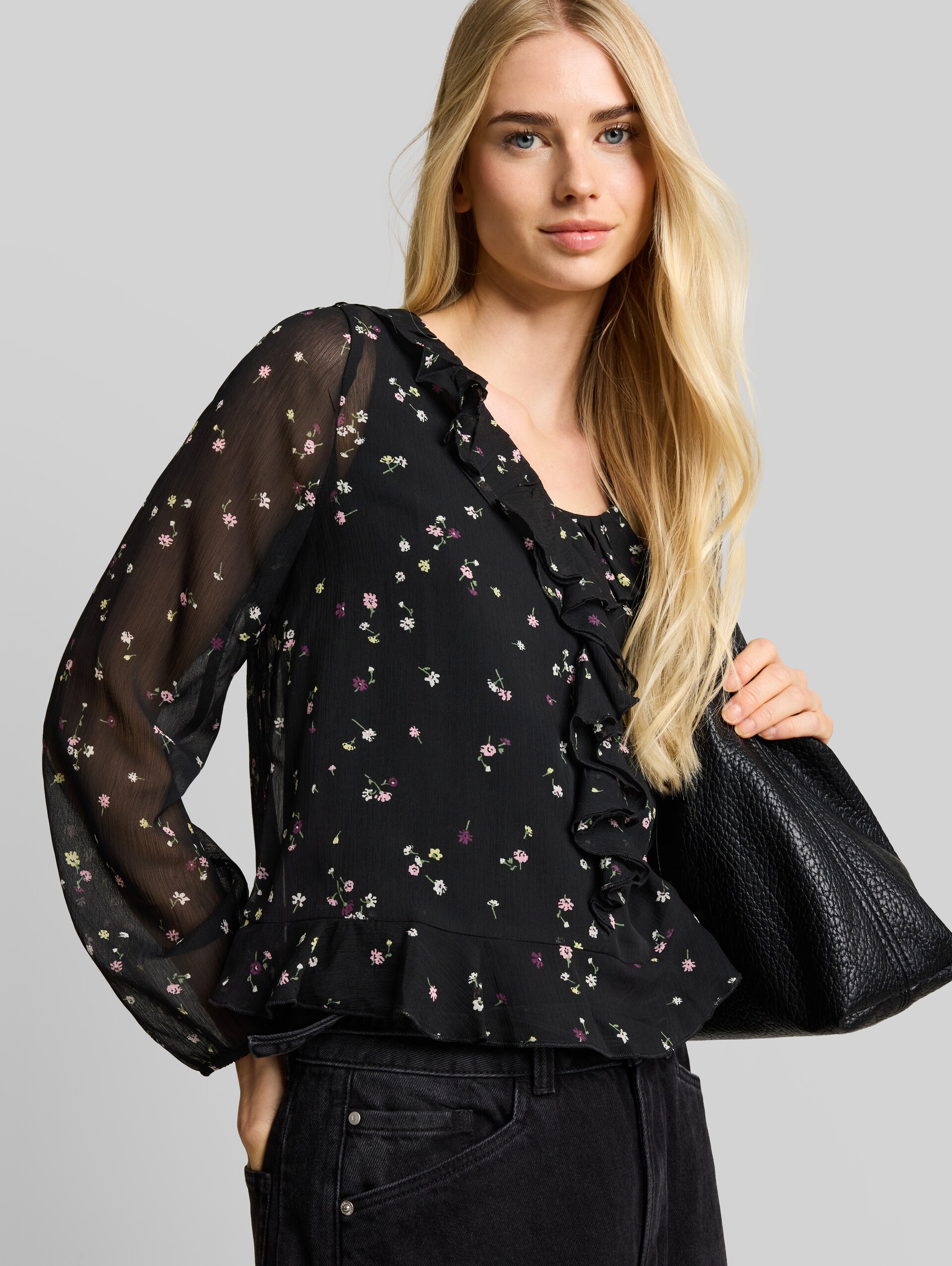 Chiffon Bluse mit Rüschen - black flower print - Detail-Model-Ansicht