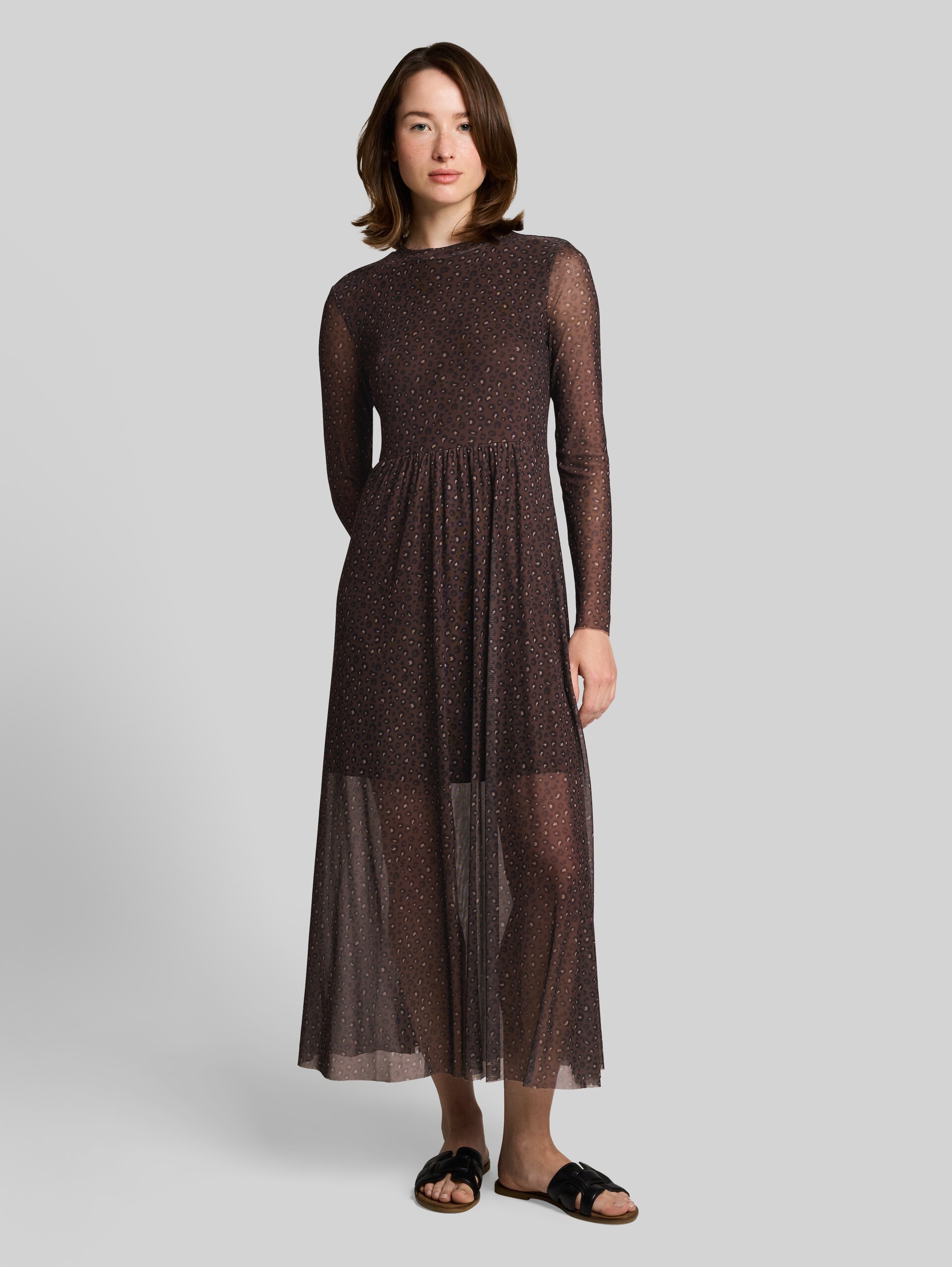 Fitted Mesh Midi-Kleid mit Animal-Print - brown black leo print - Model-Vorderansicht