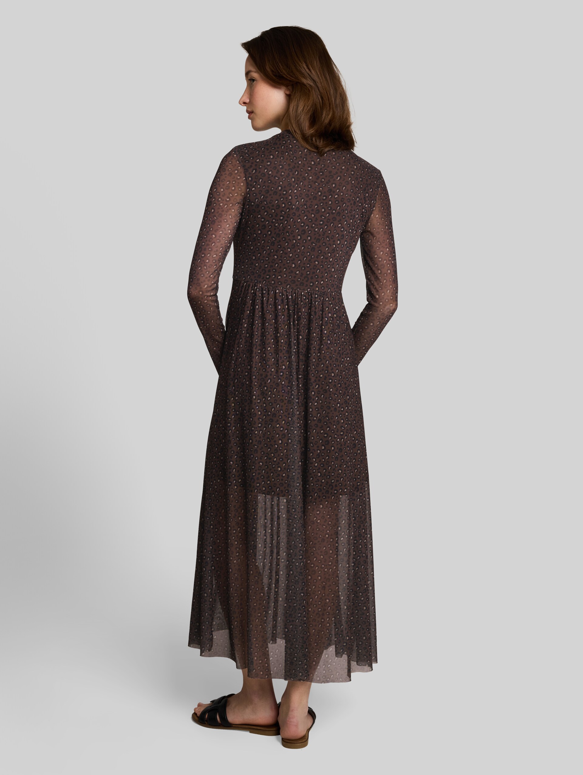 Fitted Mesh Midi-Kleid mit Animal-Print - brown black leo print - Model-Rückansicht