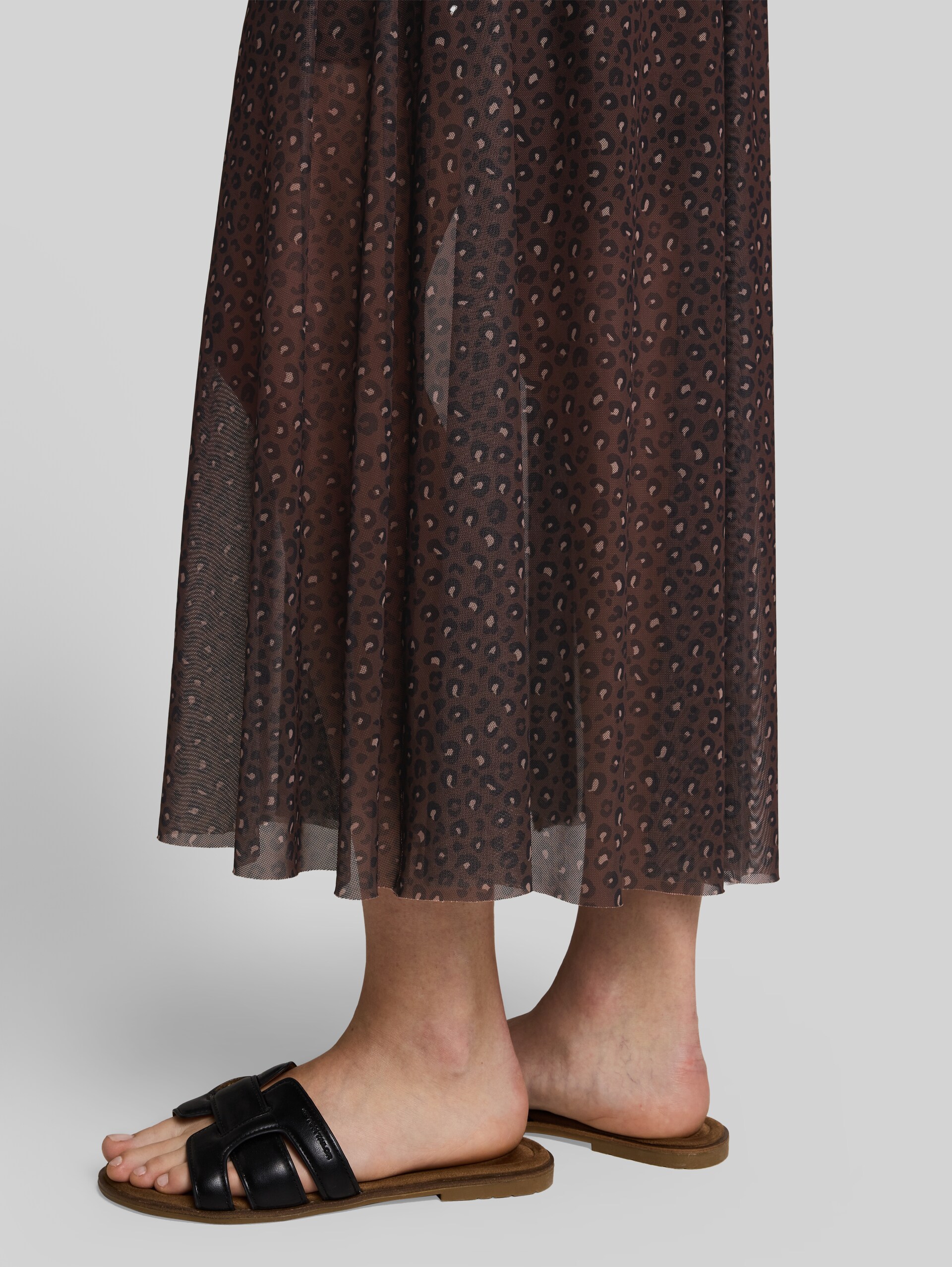 Fitted Mesh Midi-Kleid mit Animal-Print - brown black leo print - Detail-Model-Ansicht