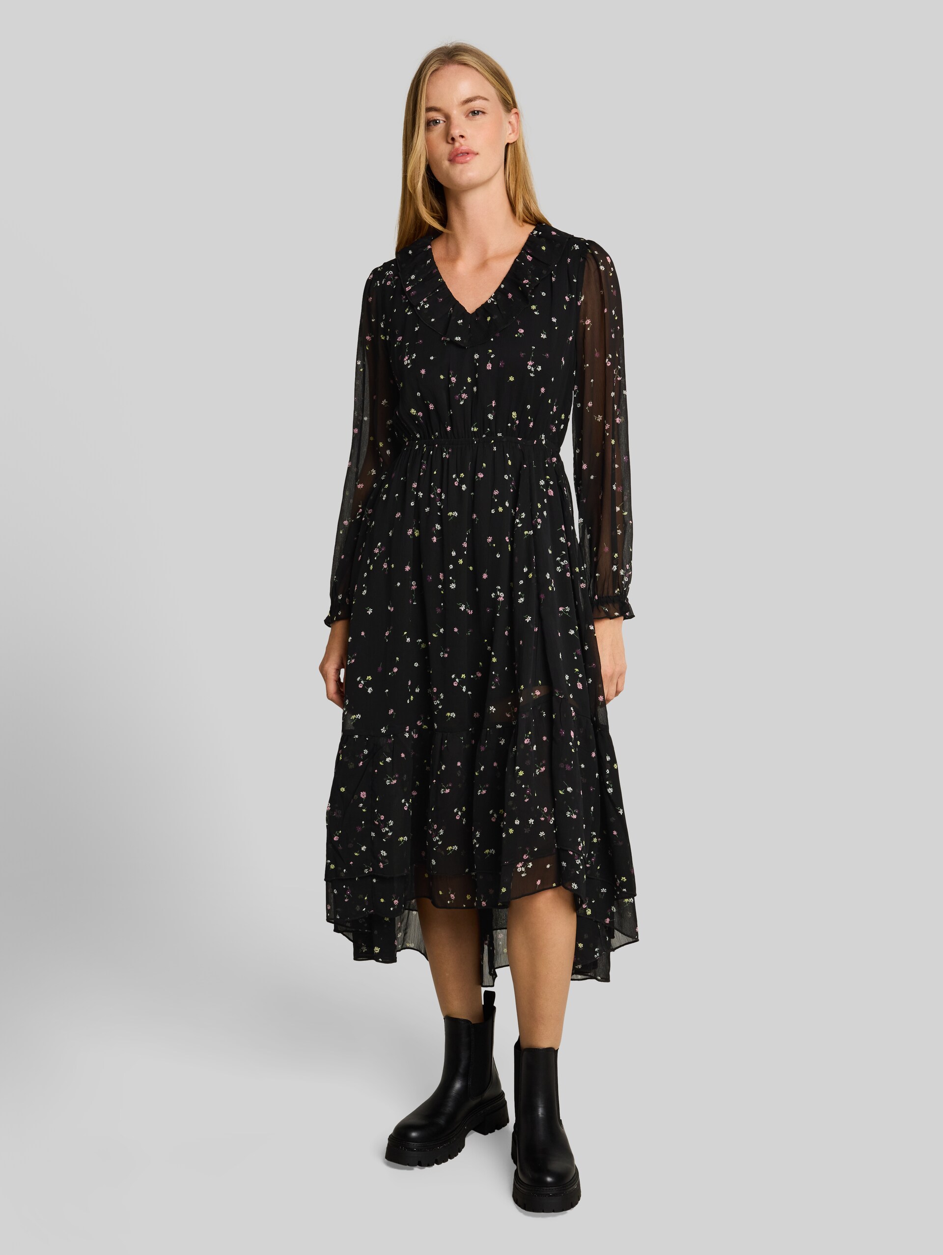 Maxijurk met volants - black flower print - Model vooraanzicht