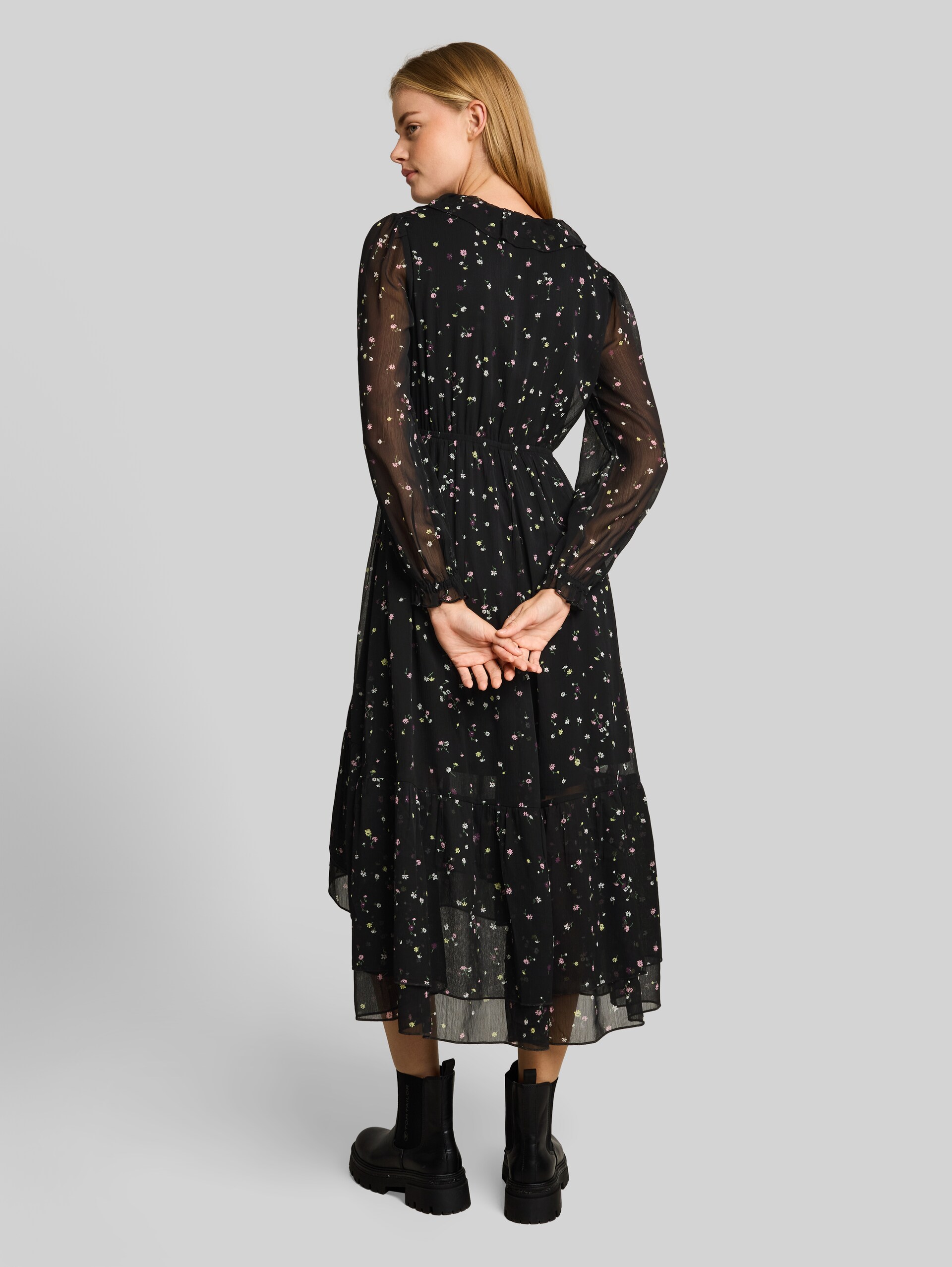 Maxijurk met volants - black flower print - Model-achteraanzicht