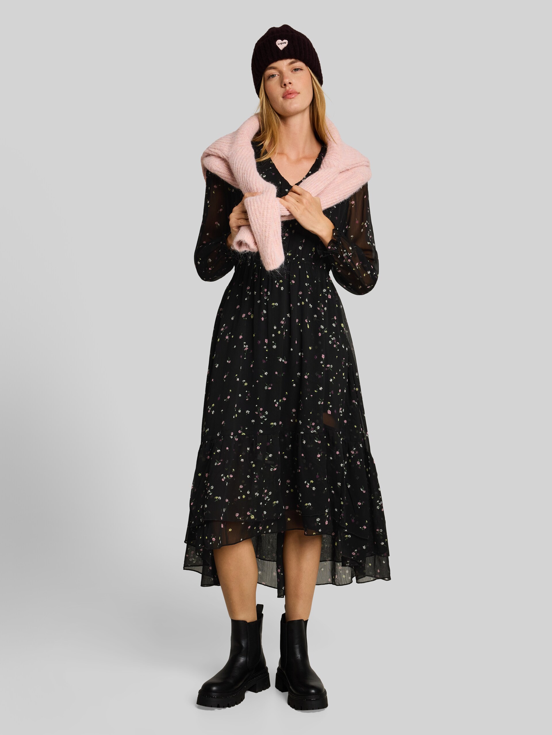 Maxijurk met volants - black flower print - zijaanzicht model
