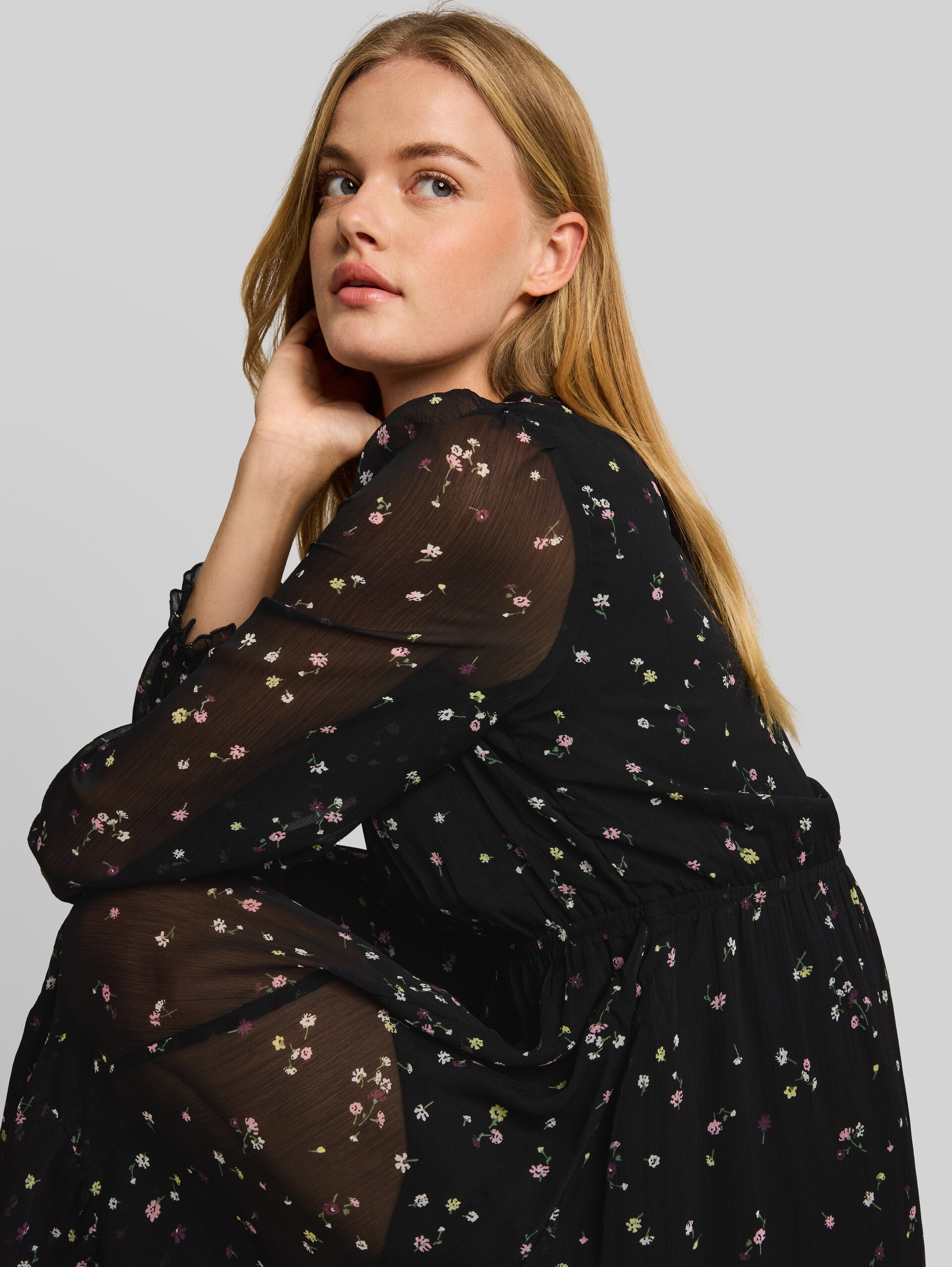 Maxijurk met volants - black flower print - Detailaanzicht model