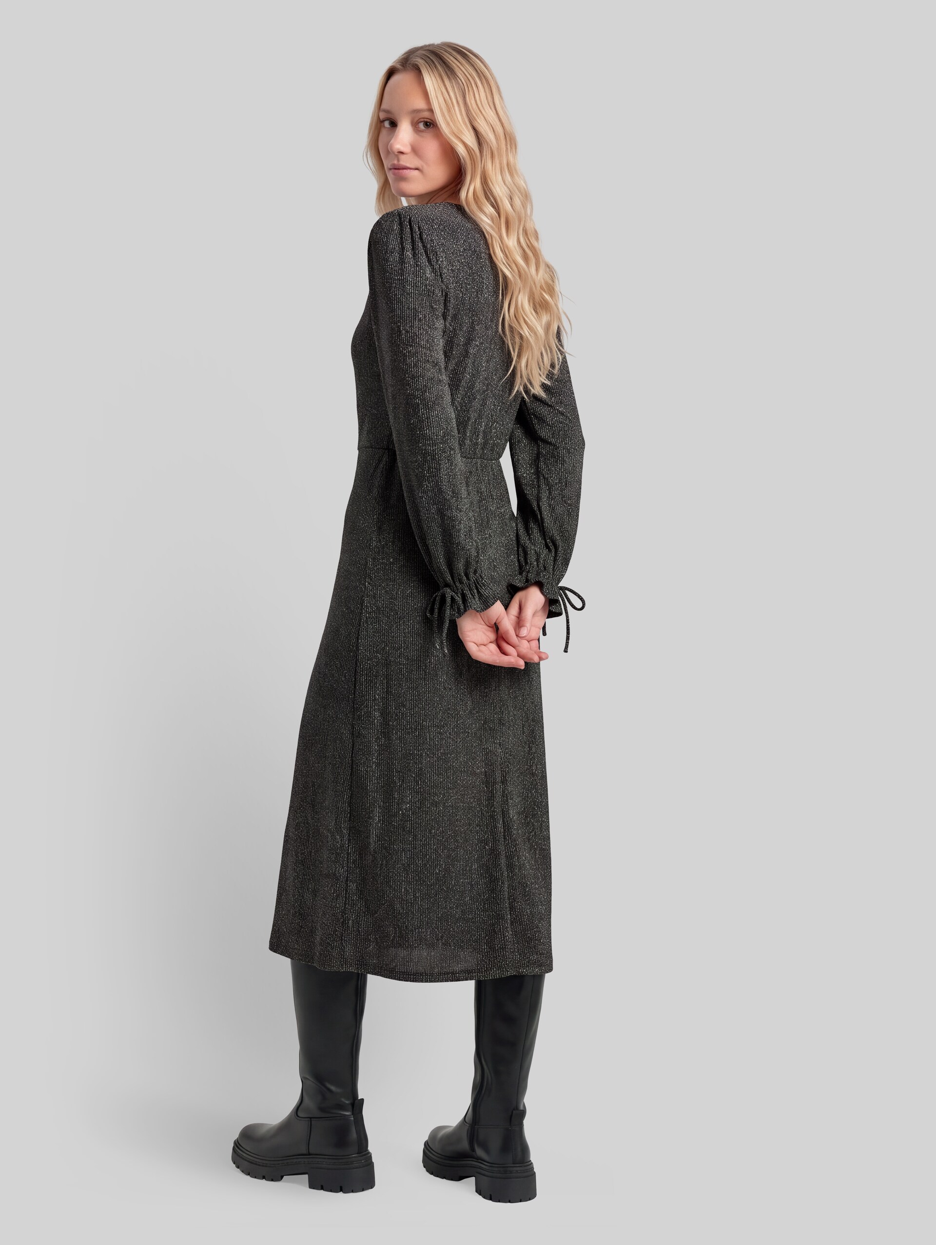Midi-Wickelkleid mit Glitzer-Effekt - black silver lurex structure - Model-Rückansicht