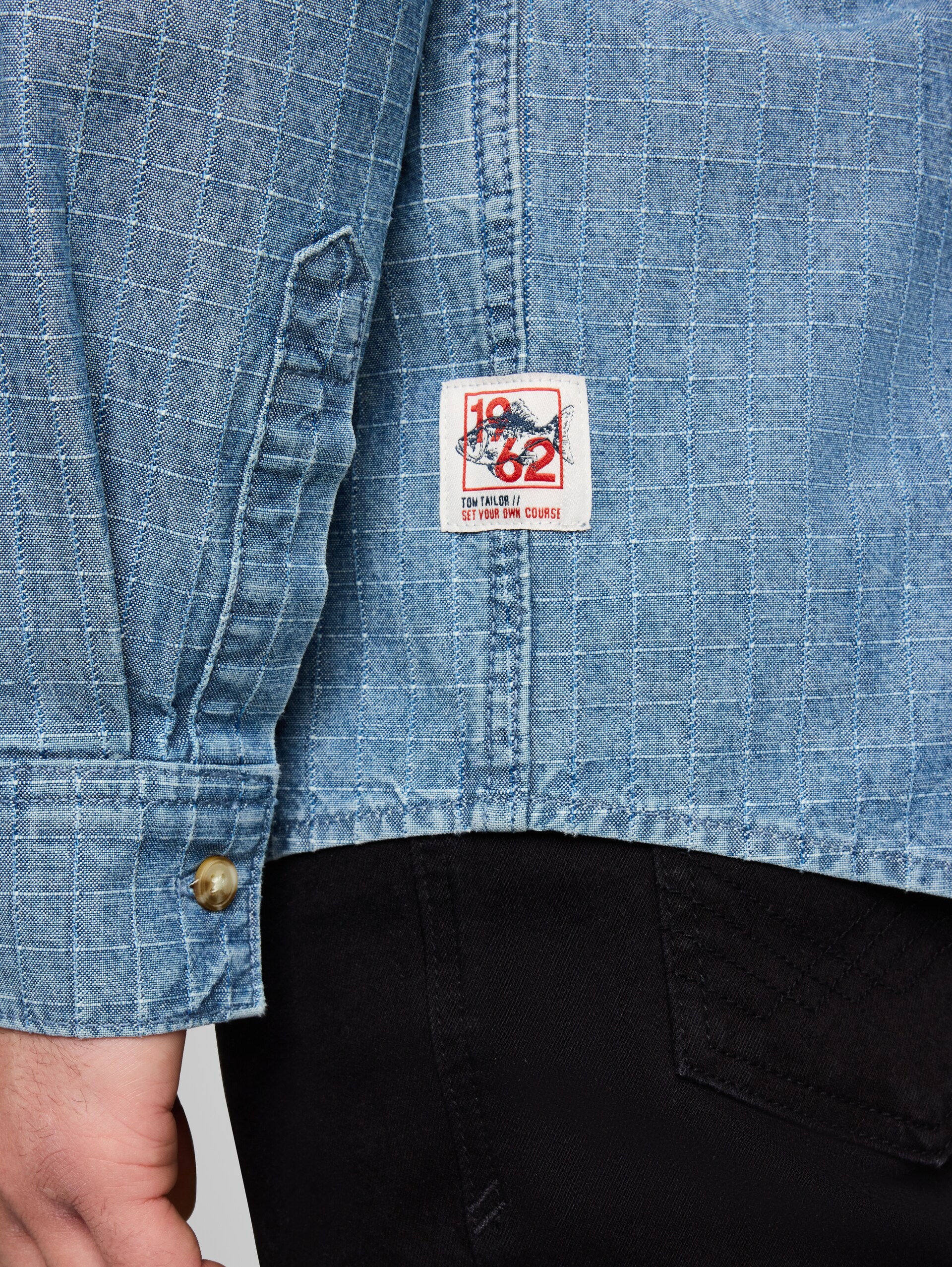 Comfort Fit spijkerblouse - mid blue denim check - Detailaanzicht model