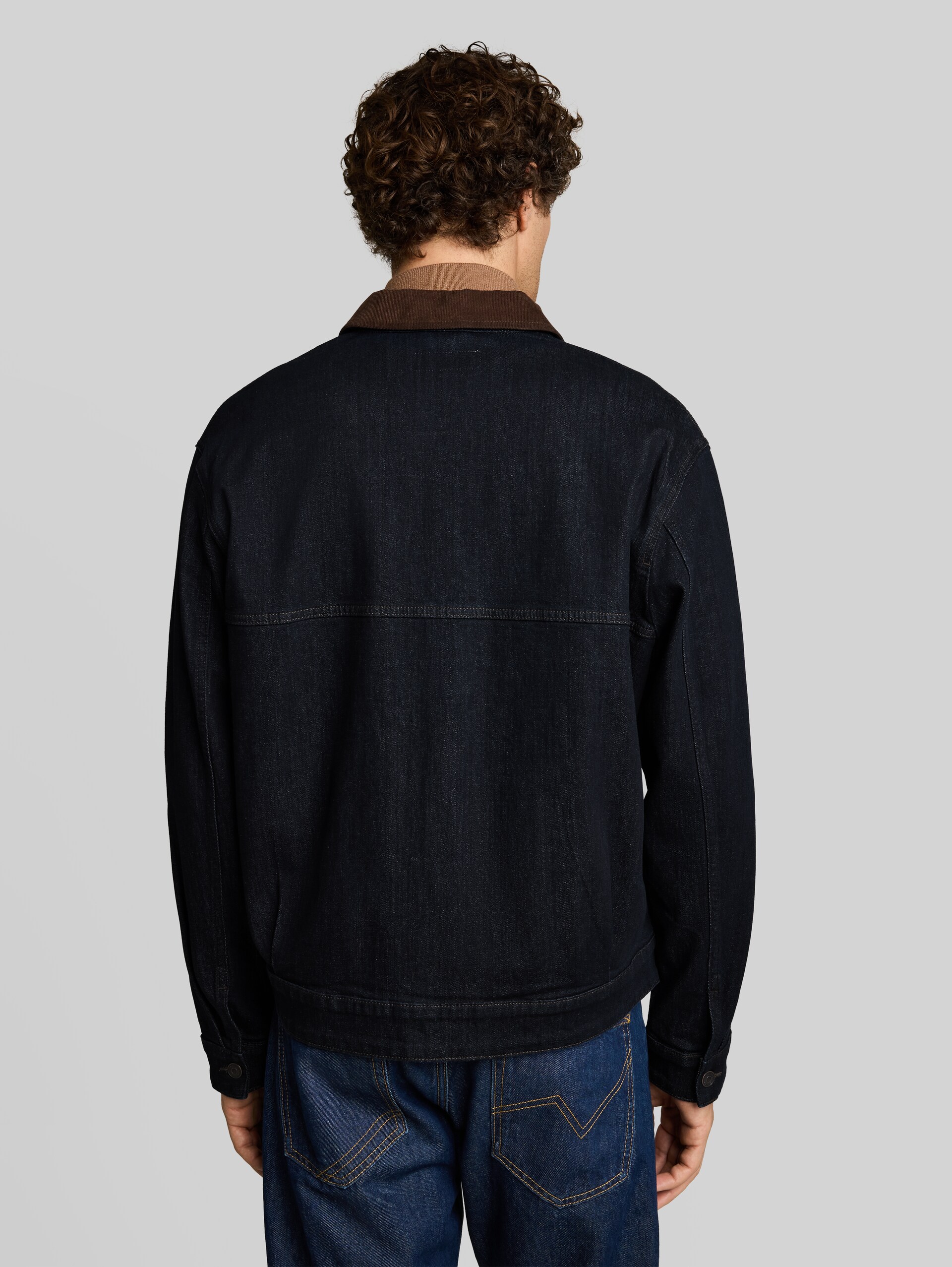 Jeansjas met relaxte pasvorm en corduroy kraag - Rinsed Blue Denim - Model-achteraanzicht