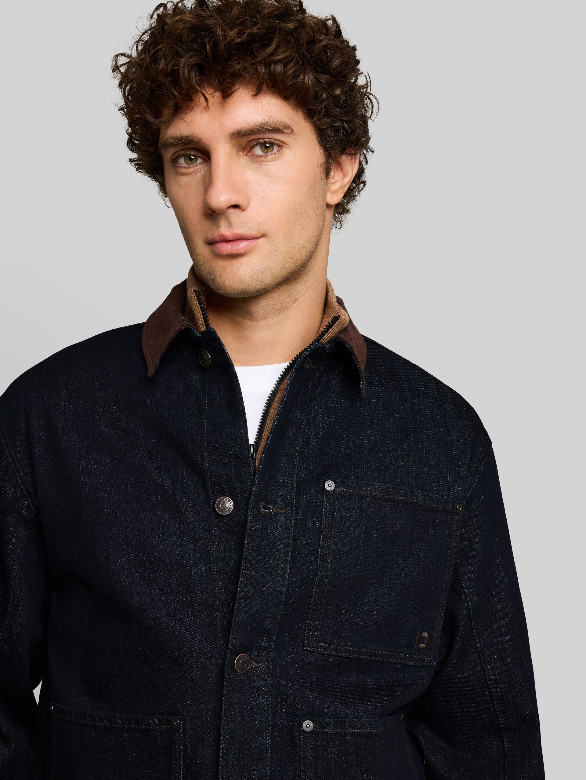 Jeansjas met relaxte pasvorm en corduroy kraag - Rinsed Blue Denim - Detailaanzicht model